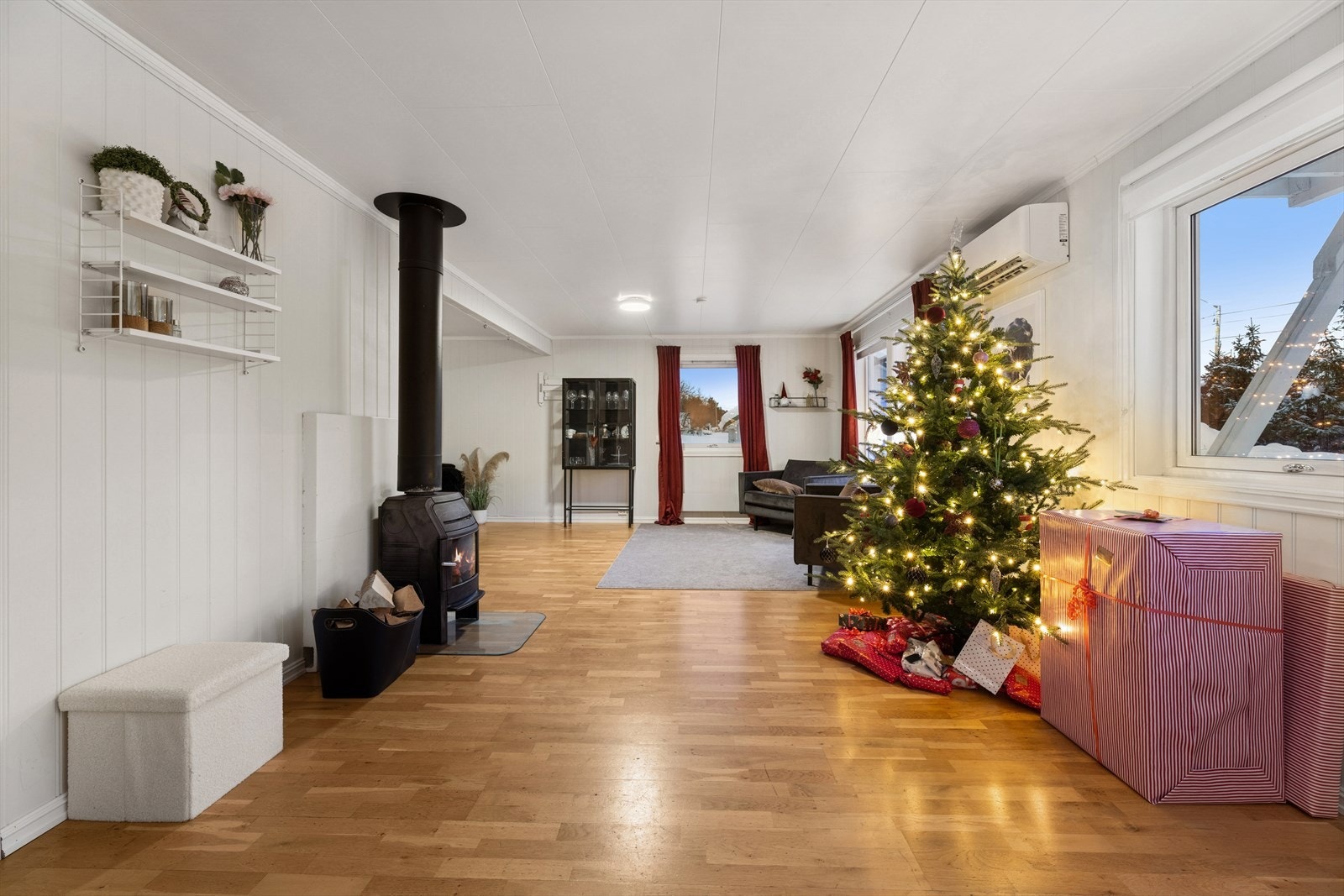 I stuen er det montert en varmepumpe som gir en behagelig og lun varme. Galleribilde