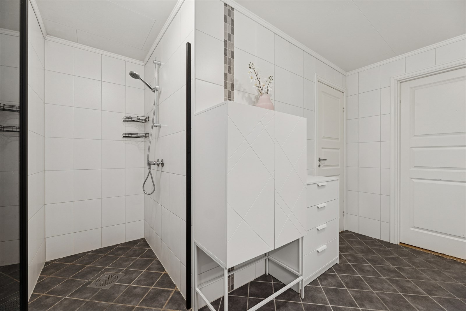 Dusjhjørnet har en fin plassering på badet. Galleribilde