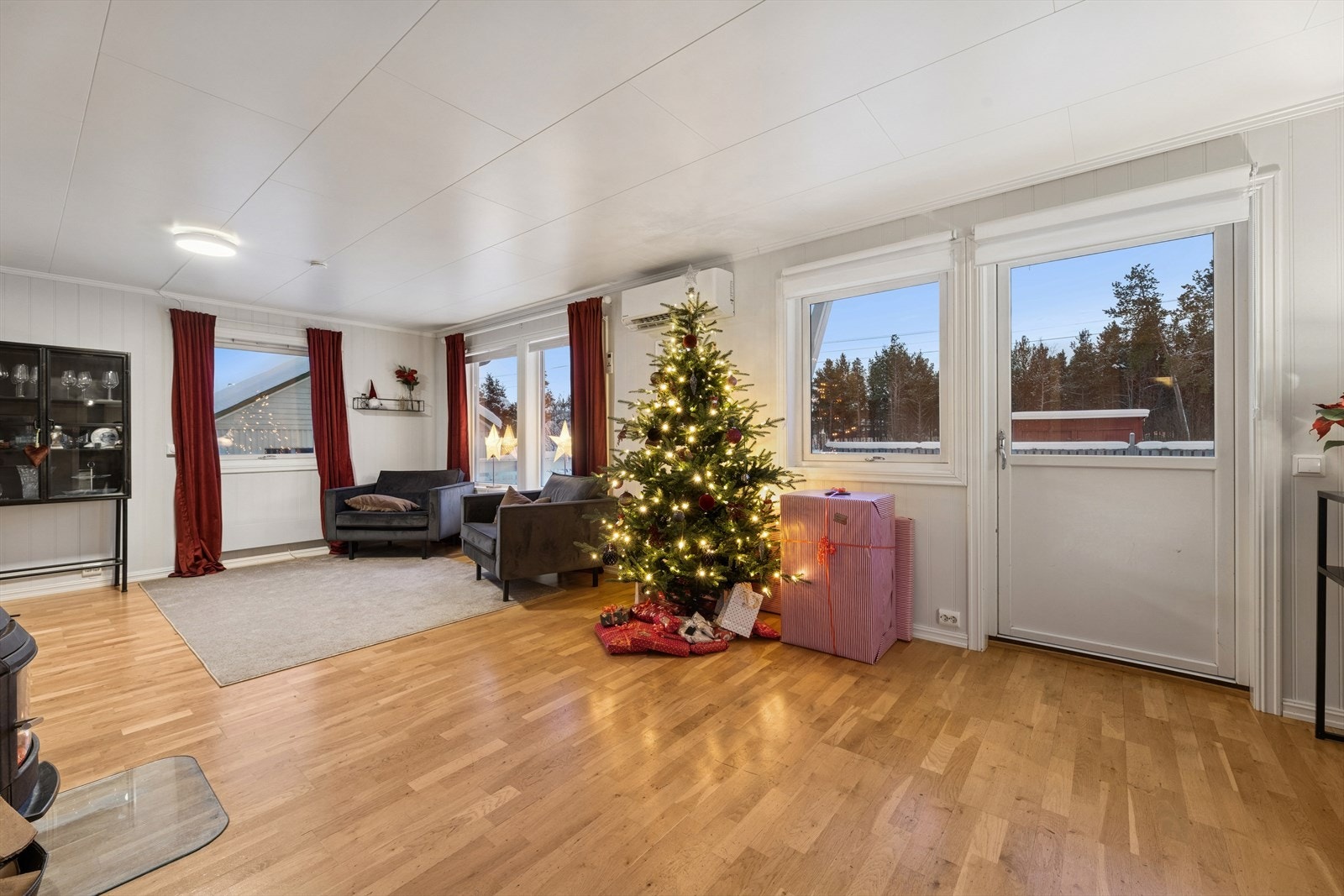 Stuen har store vindusflater som slipper inn godt med naturlig lys og gir rommet et lyst preg. Galleribilde