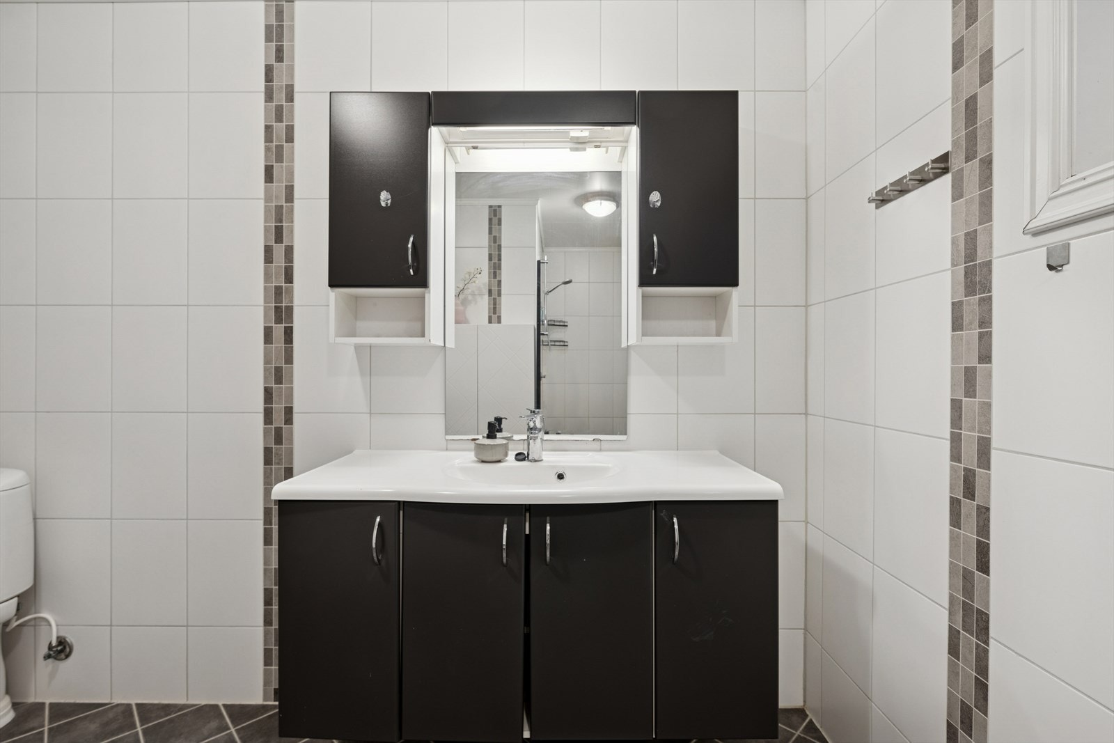 Rommet er innredet med servantseksjon, toalett og et dusjhjørne. Galleribilde