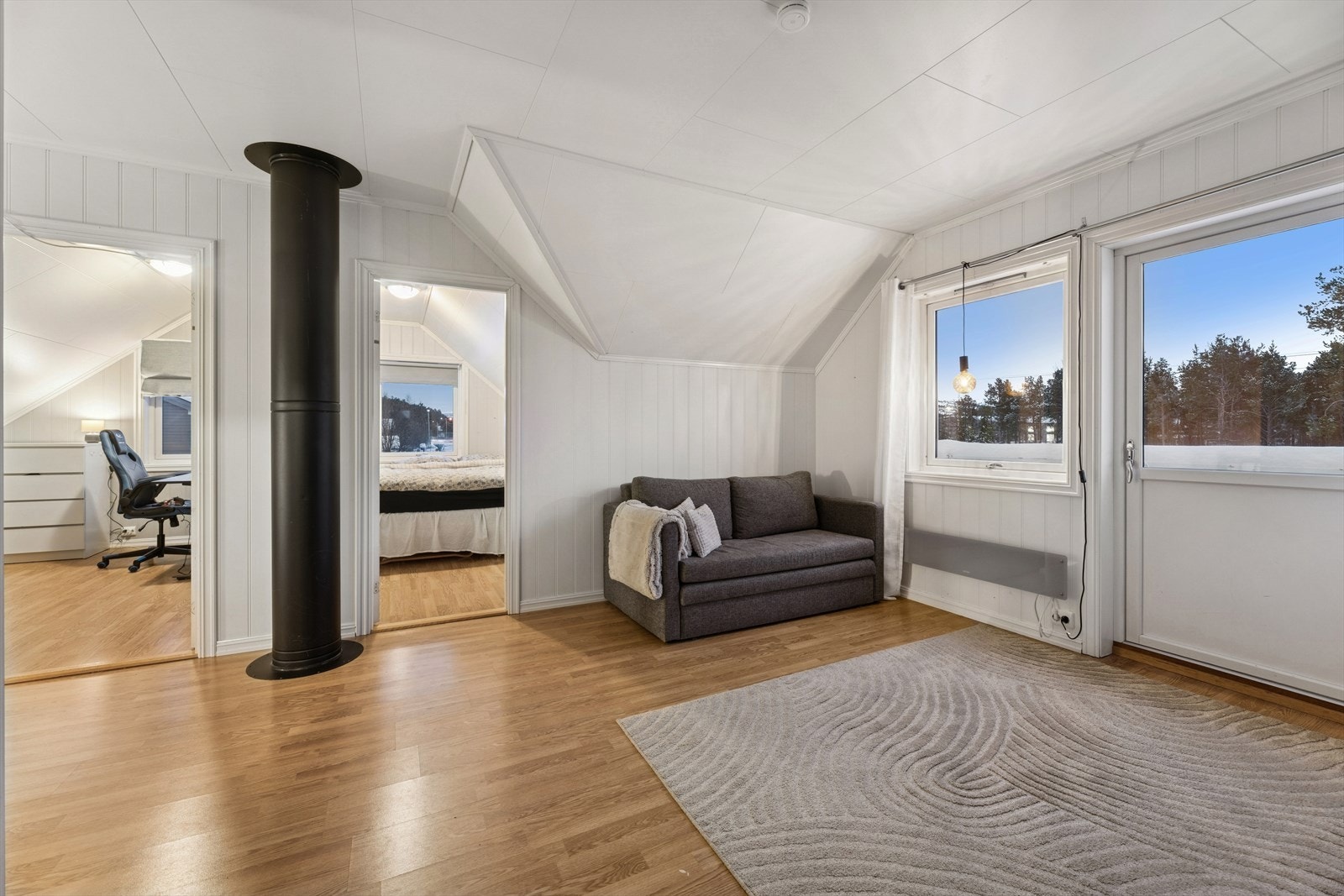 Fra loftstuen er det adkomst til soverom og baderom. Galleribilde