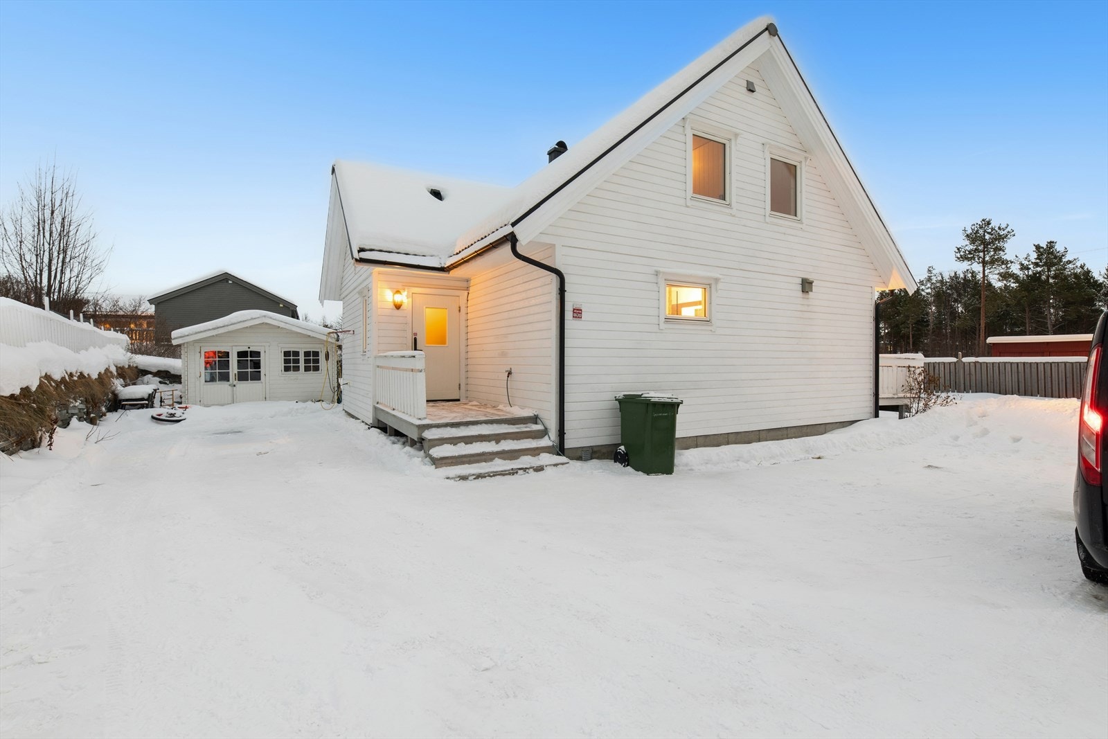 Adkomst til boligen skjer via en utvendig tretrapp ved ytterdøren. Galleribilde