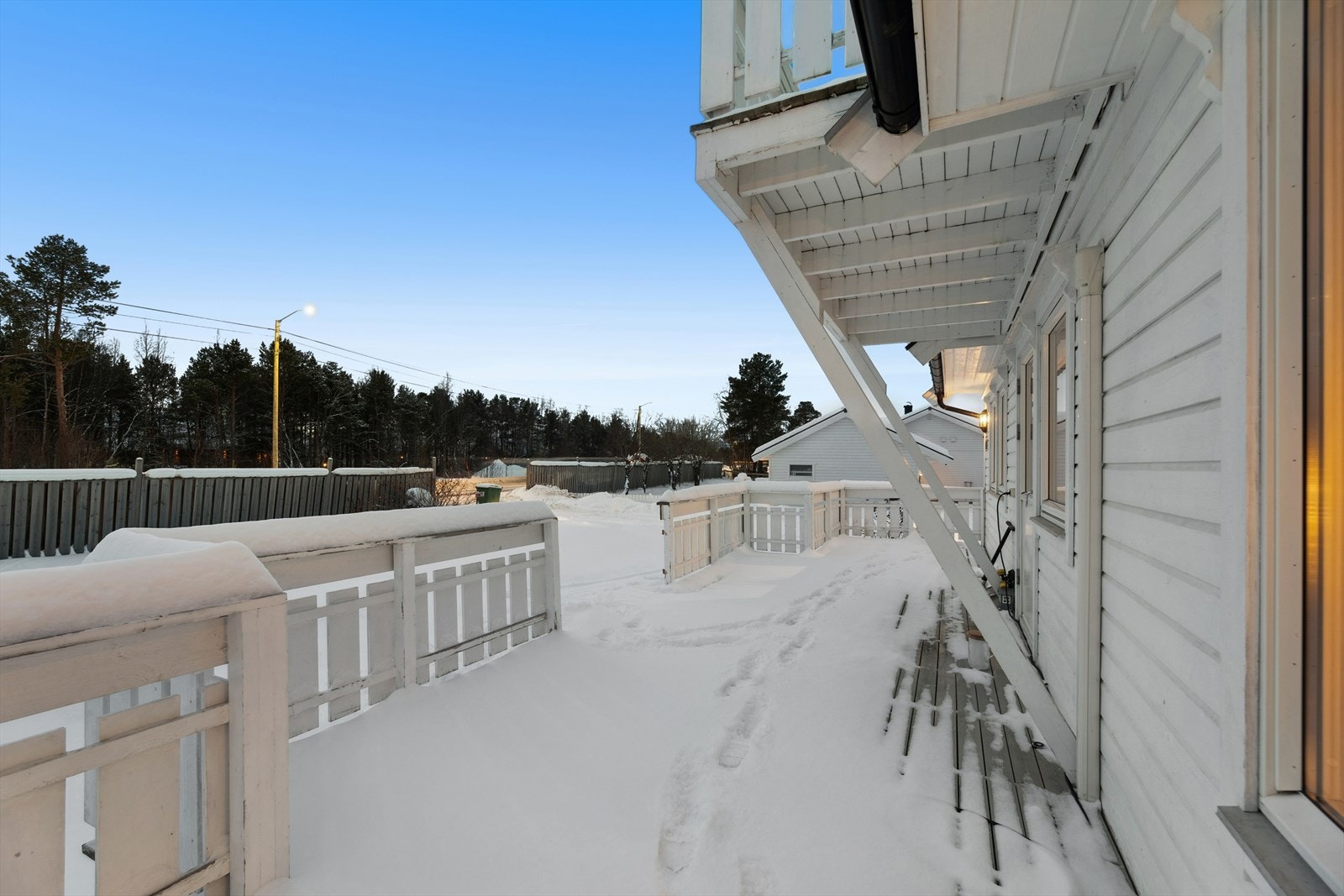 Fra terrassen kan du nyte utsikten mor omgivelsene. Galleribilde