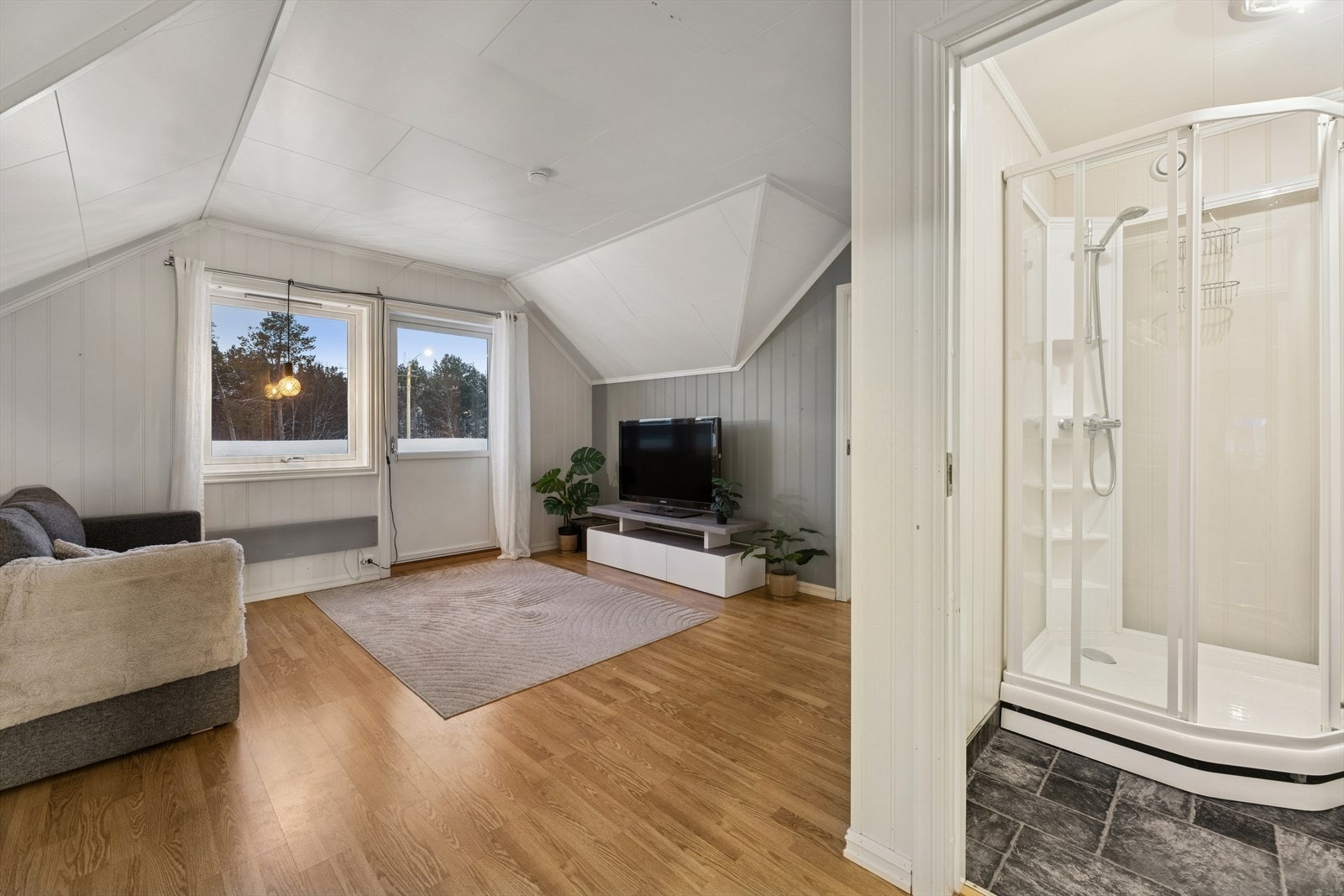 I andre etasje finner du en trivelig loftstue, perfekt for avslappende kvelder. Galleribilde