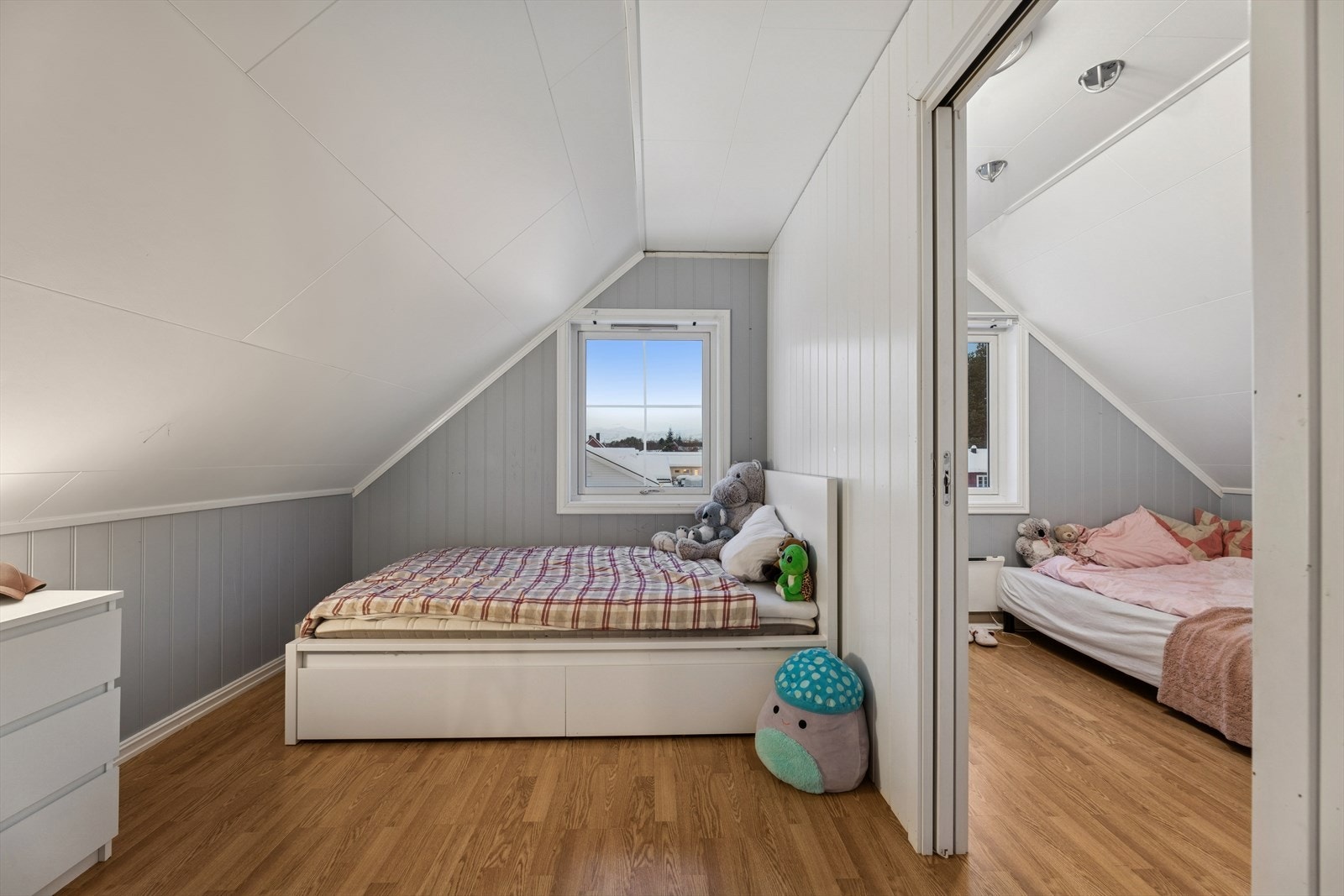 De ene av disse to rommene er etabler i deler av en bod. Ikke omsøkt/godkjent. Ikke godkjent for varig opphold. Se pkt. ferdigattest. Galleribilde