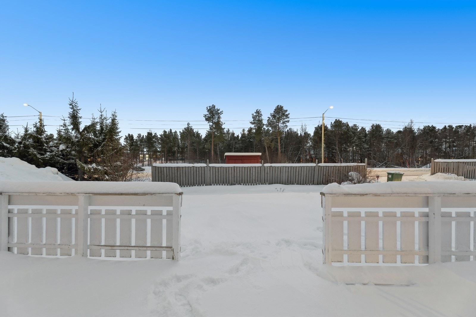 Terrassen har en god størrelse og er et perfekt sted å nyte solrike dager i hyggelige omgivelser. Galleribilde