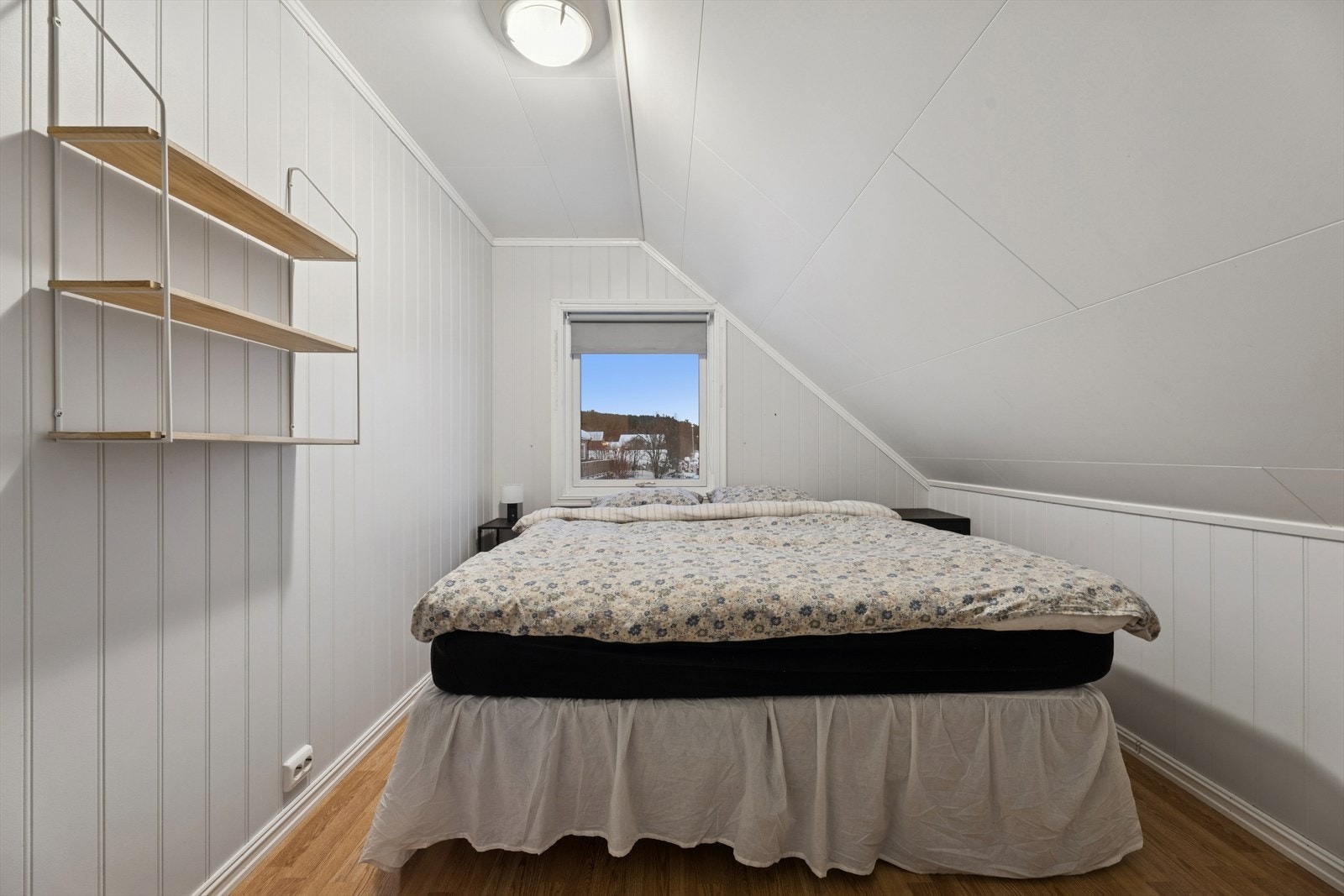 Rommet har panelte vegger og laminatgulv som gir en solid overflate. Galleribilde