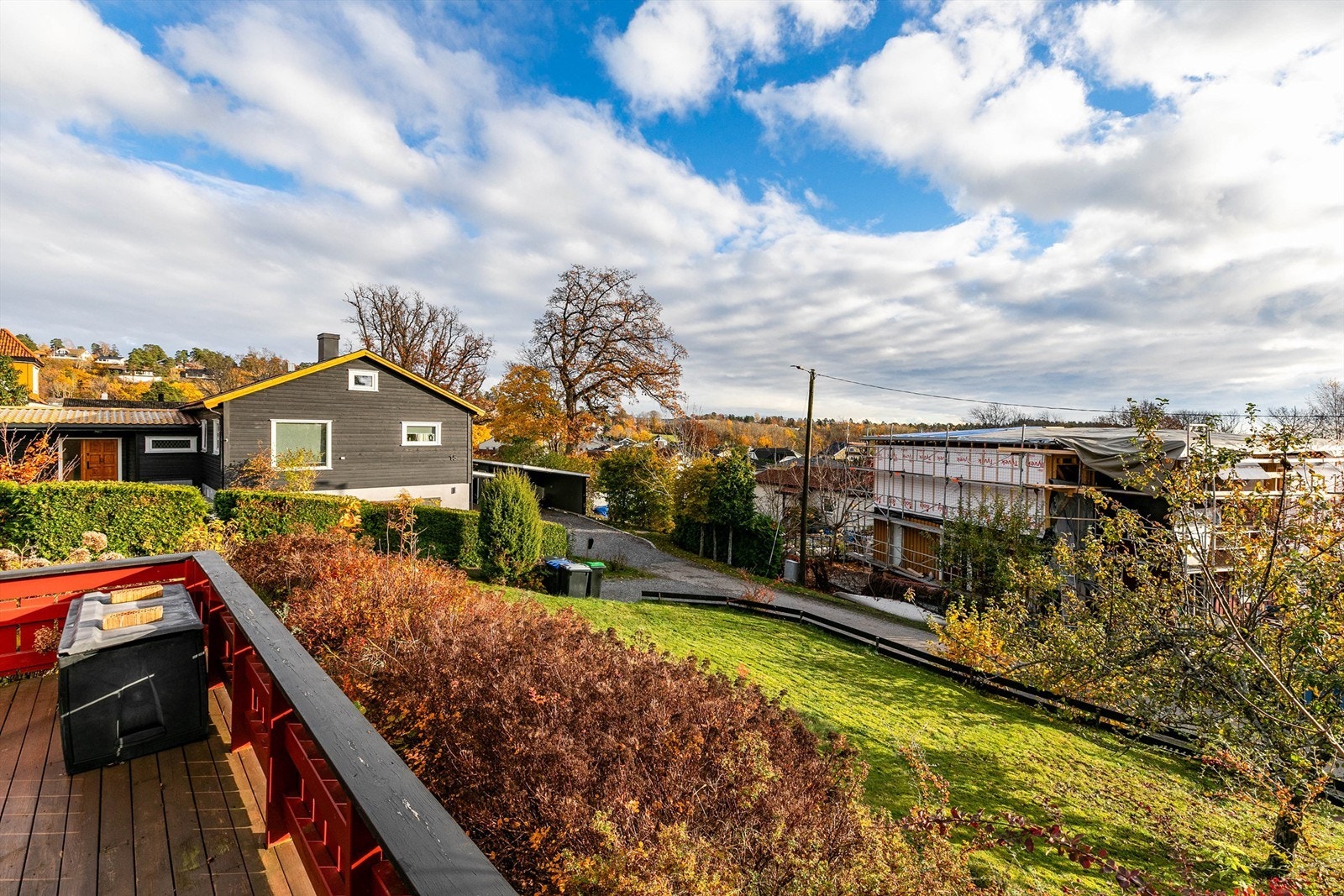 Boligen ligger noe hevet i forhold til omgivelsene i syd. På terrassen sees utsyn over nabolaget. Galleribilde