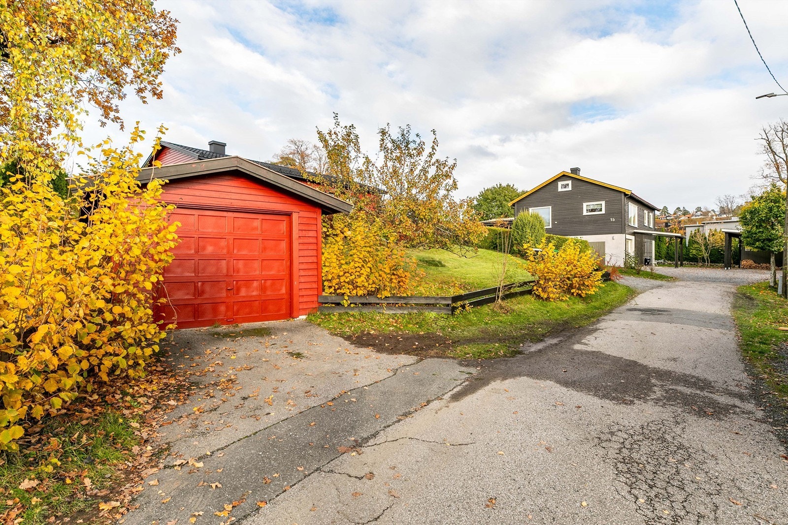 Garasjen ble oppført i 1972. Taket ble lagt om så nylig som i 2023. Galleribilde