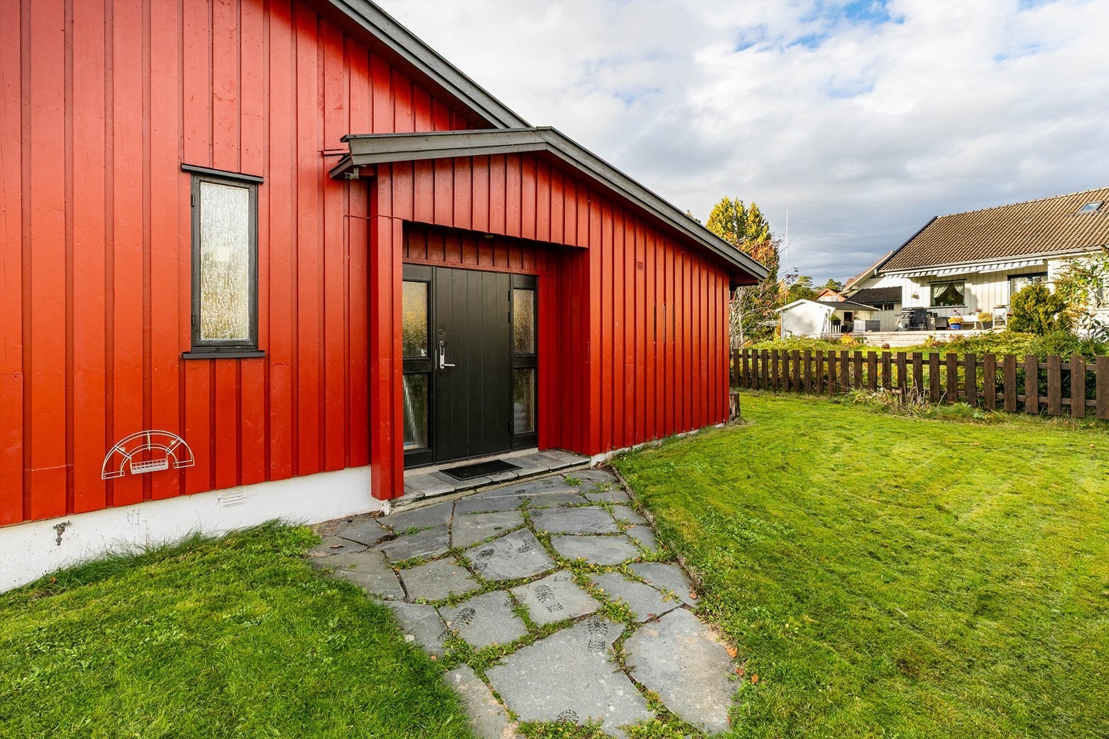 Til kjelleren er det adkomst på innvendig trapp rett fra entreen. Elektronisk kodelås er montert på ytterdøren. Galleribilde