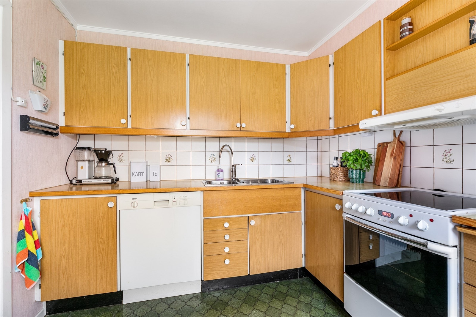 På kjøkkenet medfølger hvitevarer i form av kjøl/frys, oppvaskmaskin og komfyr. Stor fryseboks i kjeller følger også med Galleribilde