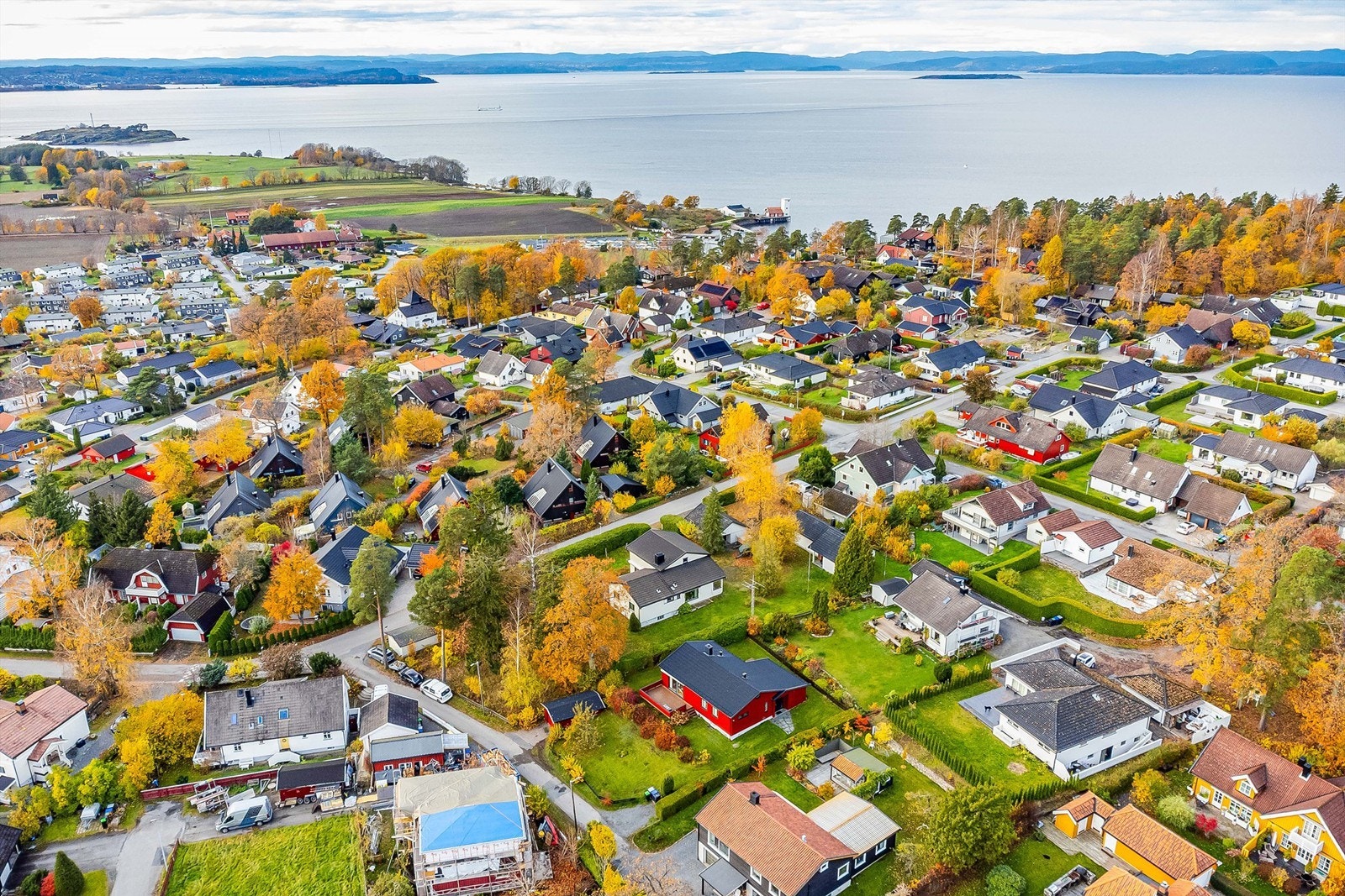 På Jeløy finnes en hel rekke fine badesteder, nærmest er den fine sandstranden i Tronvikbukta - en kort rusletur unna. Galleribilde