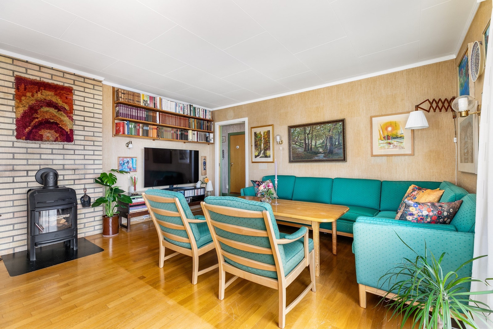 I tillegg til varmepumpe inneholder stuen også to ildsteder; både vedovn og åpen gruepeis. Oppvarming skjer for øvrig med hjelp av elektrisitet. Galleribilde