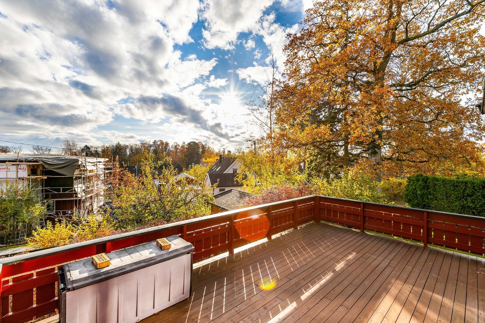 Sommerstid kommer solen til terrassen allerede fra tidlig morgen. Trærne på naboeiendom gir noe skygge utover dagen. Galleribilde