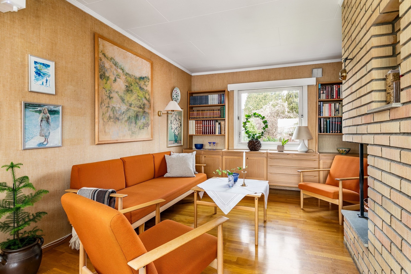 Denne delen av stuen var tidligere et soverom som kan være mulig å tilbakeføre i tråd med den opprinnelige romløsningen. Galleribilde