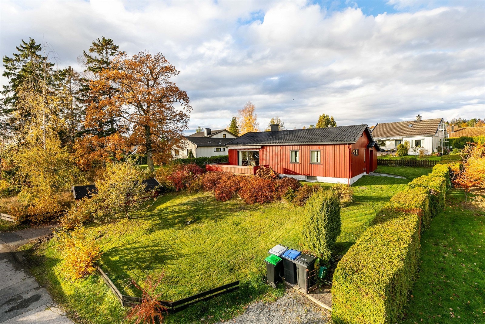 Eneboligen ble oppført i 1960 og er siden tilbygget i flere omganger. Den har i dag behov for oppgraderinger, men også et spennende potensial. Fotograf; Børge Oppegård. Galleribilde