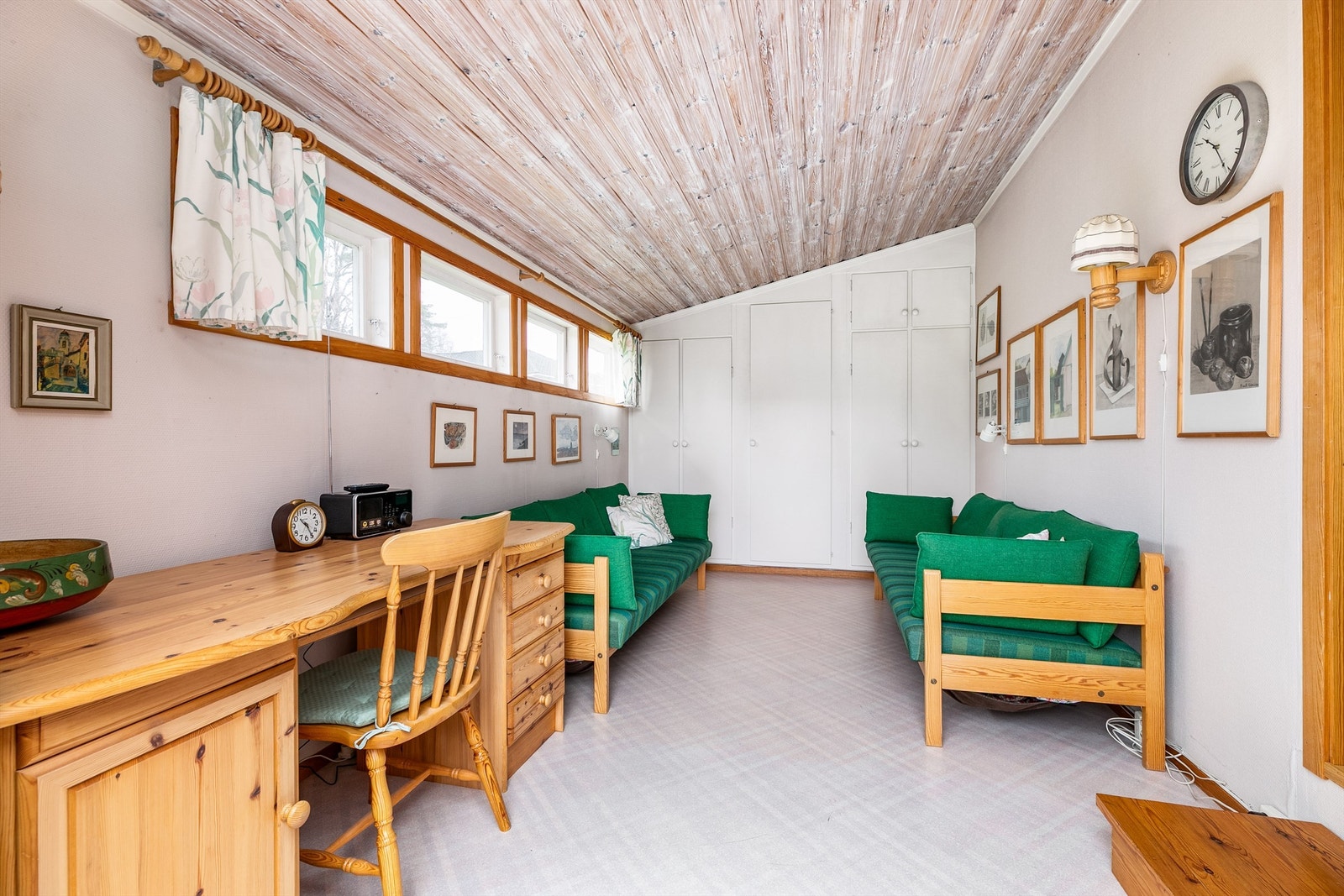 I tilbygg mot nord inngår dette soverommet på ca. 13 kvm. som er boligens største. Galleribilde