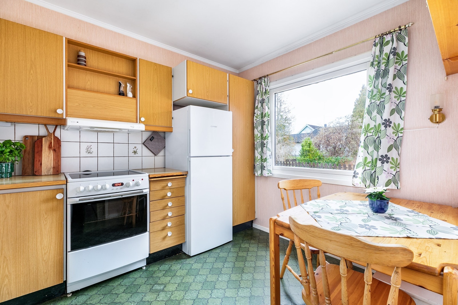 Kjøkkenet ble sist pusset opp i 1991. Selve kjøkkeninnredningen er fra 1974 og brukspreget Galleribilde