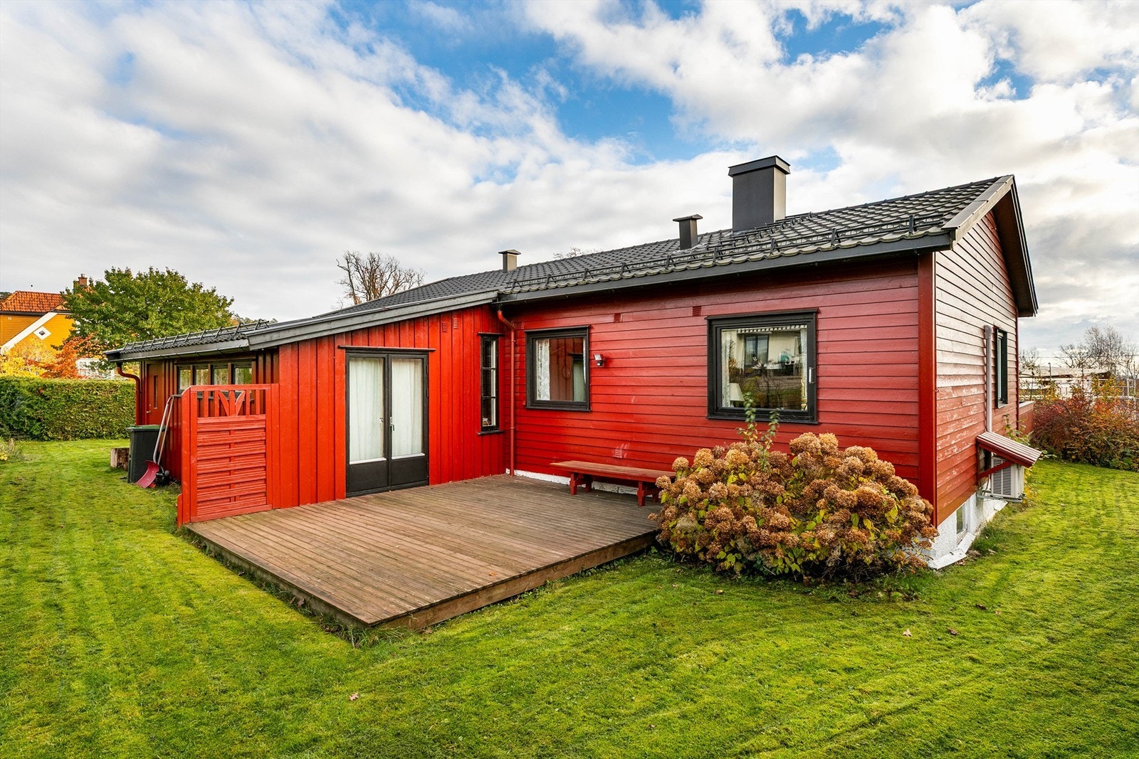 Plattingen bak i hagen er et lunere alternativ til terrassen og sommerstid solfylt frem til sen kveld. Galleribilde