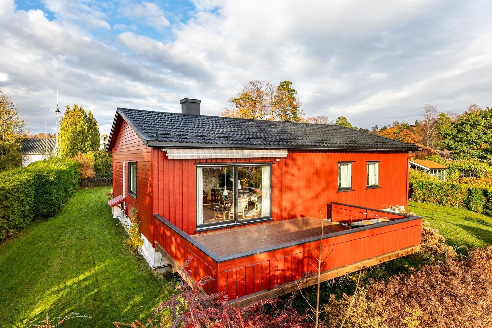 Takpannene er fra 1997. Takrenner, nedløp og snøfangere ble skiftet ut i 2011. Fotograf; Børge Oppegård. Galleribilde