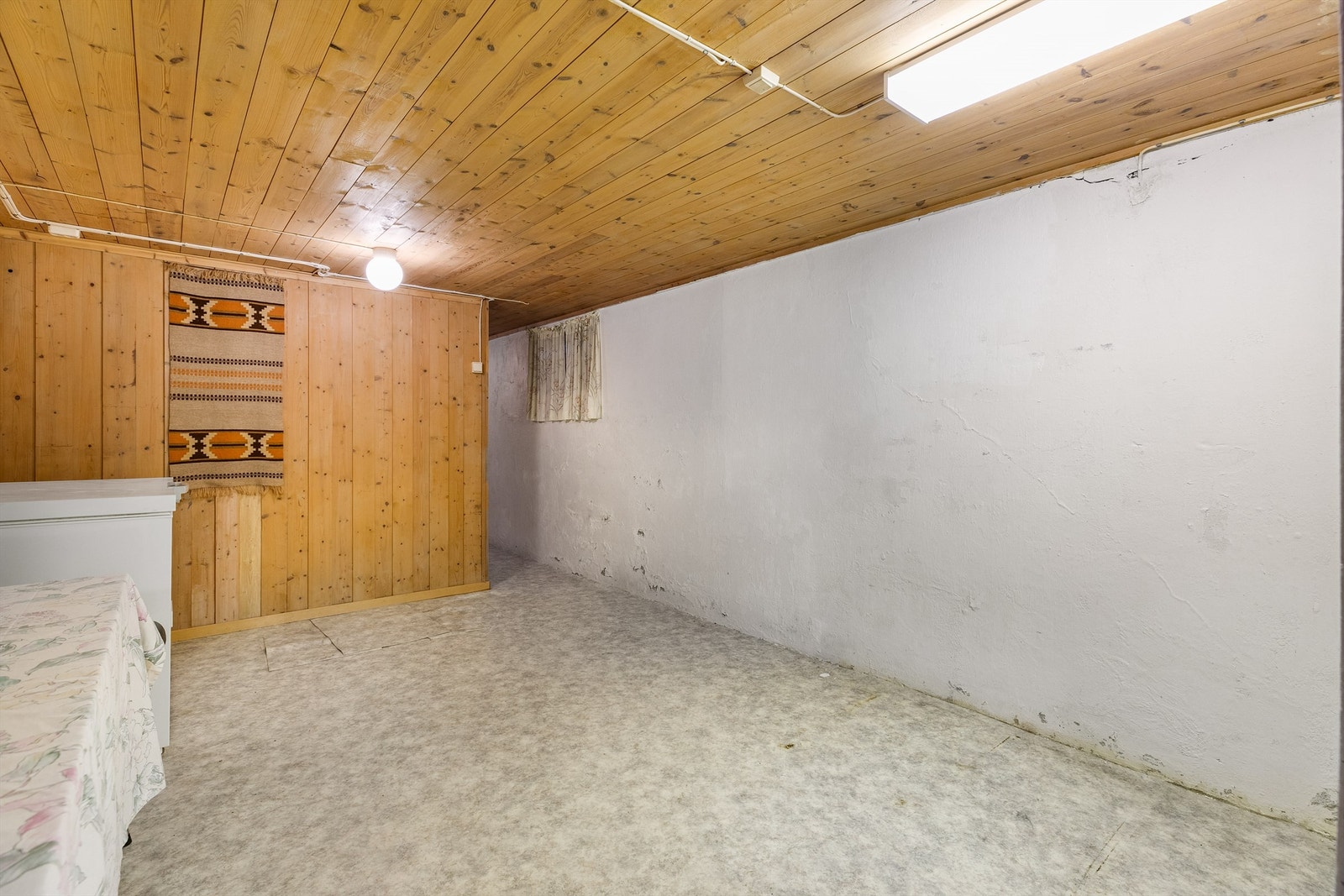 I kjelleren er det på tilfeldige steder målt mellom 1,89 og 1,96 meter himlingshøyde. Kjellergangen har meget gode lagringsmuligheter. Galleribilde