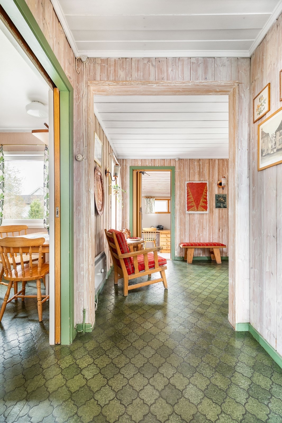 Både stuen og kjøkkenet kan lukkes av mot gangen med skyvedør - praktisk når det er ønskelig å avskjerme soverommene. Galleribilde