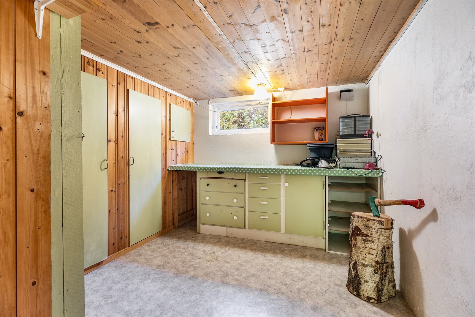 Snekkerbod/arbeidsrom med plassbyggede kott, åpent forbundet med kjellergangen. Galleribilde