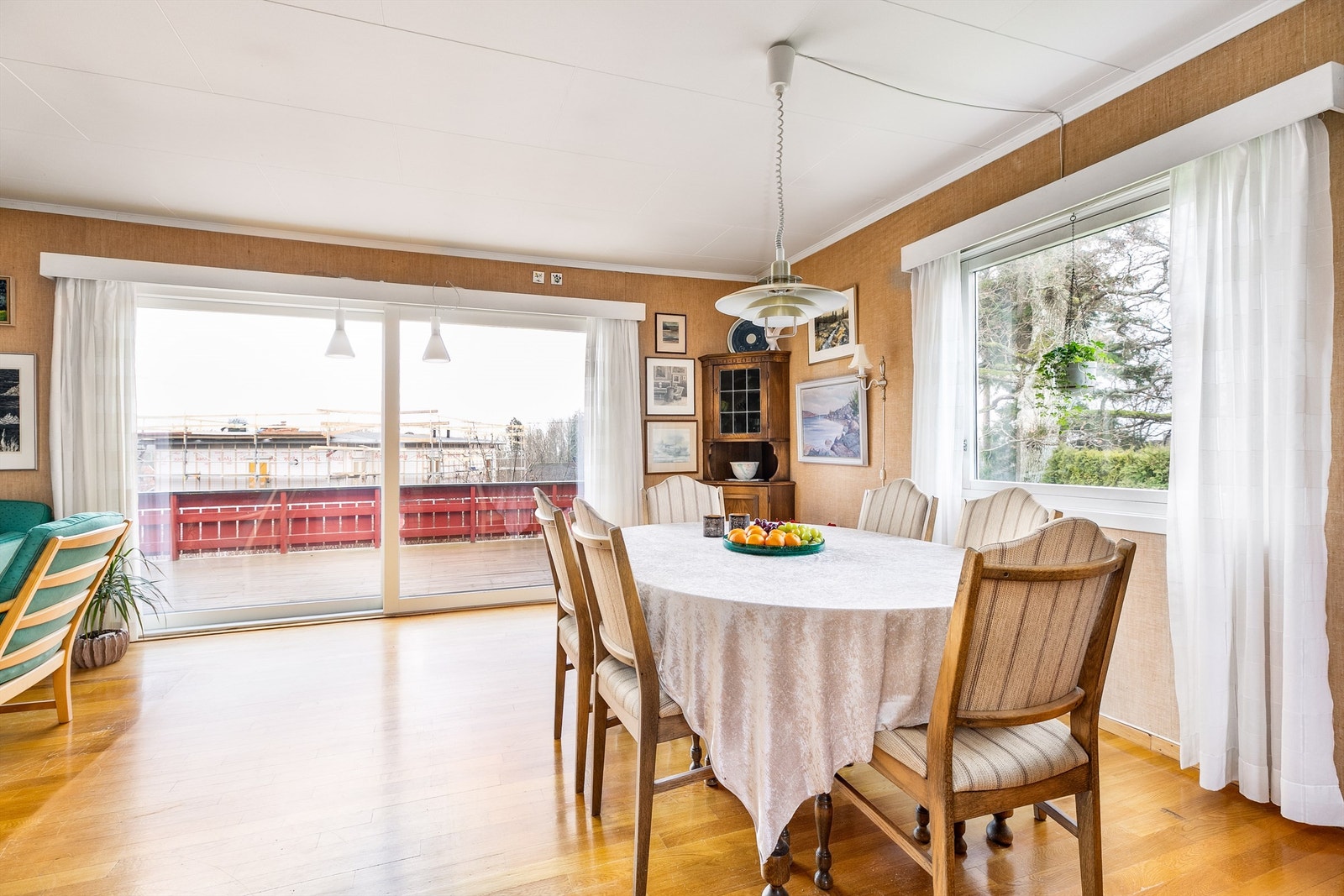 Skyve-/hevedøren til terrassen er fra 2022. Enkelte av boligens øvrige vinduer er også skiftet ut på 2000-tallet. Galleribilde