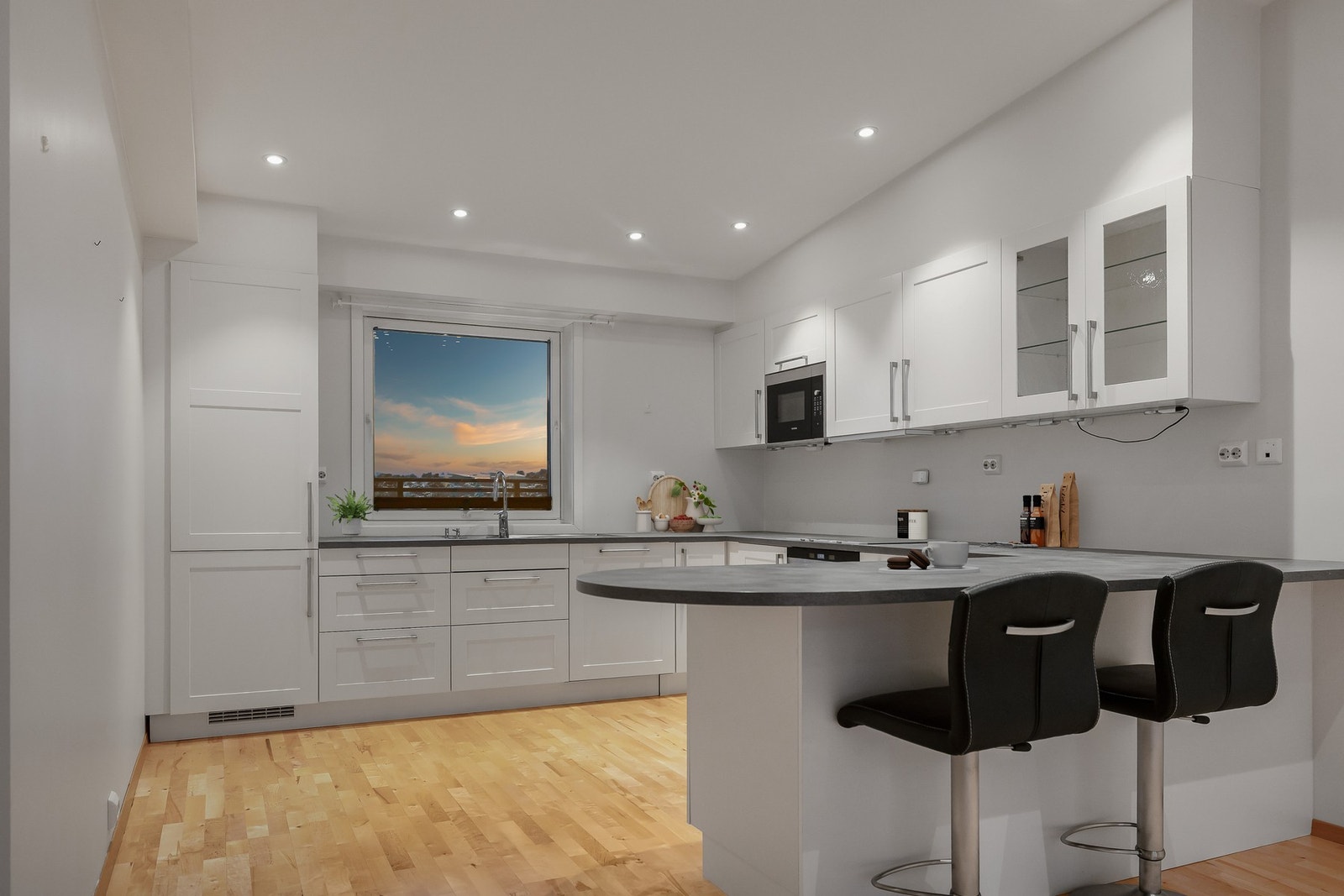 Leiligheten har et flott kjøkken. Digitalt møblert. Galleribilde