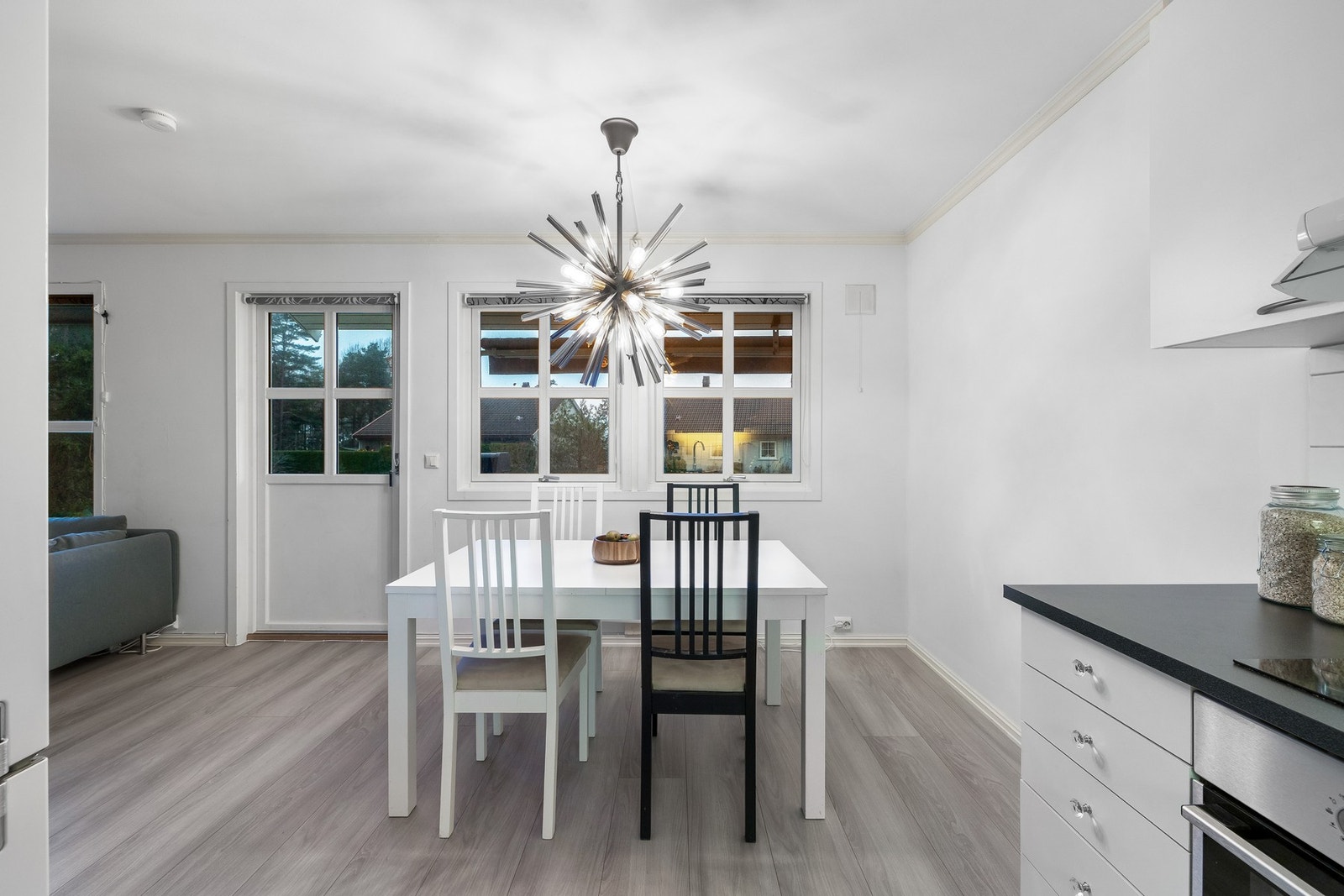 Spisebordet ved kjøkkenet Galleribilde