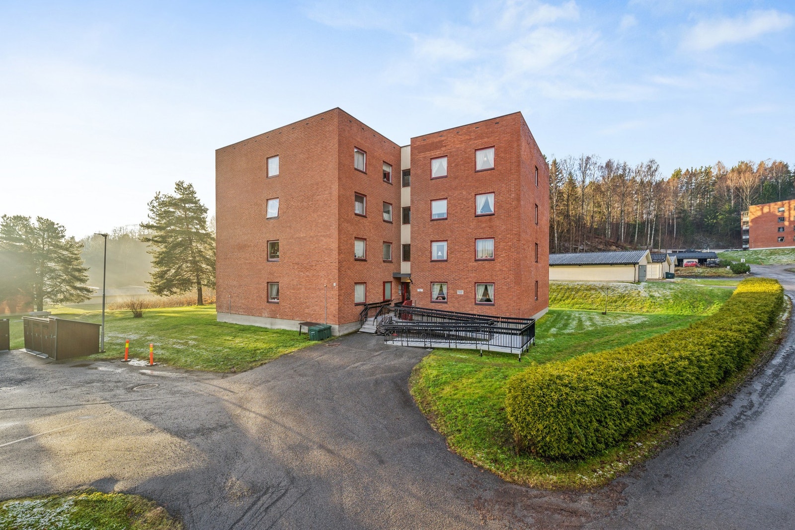 Fra pent opparbeidet gårdsplass ønskes man velkommen inn til dette veldrevne borettslaget. Galleribilde