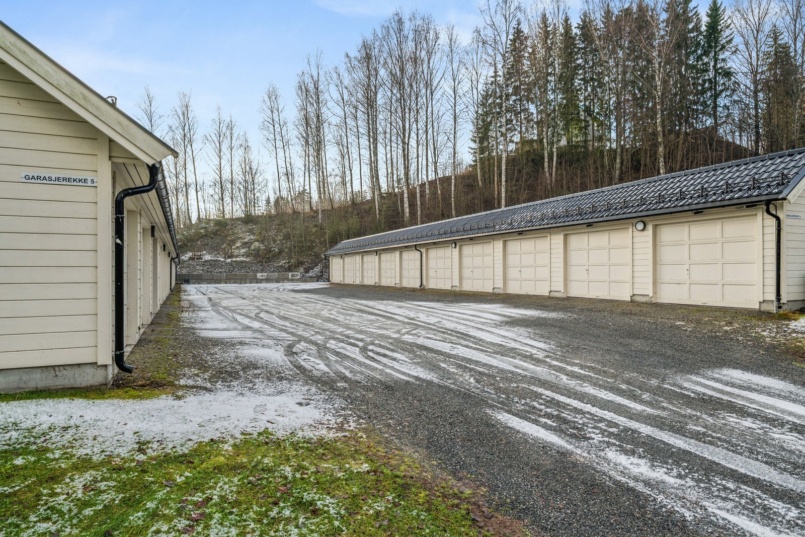 Leilighet disponerer garasjeplass med el-bil lader i felles garasjeanlegg fra 2007. Galleribilde