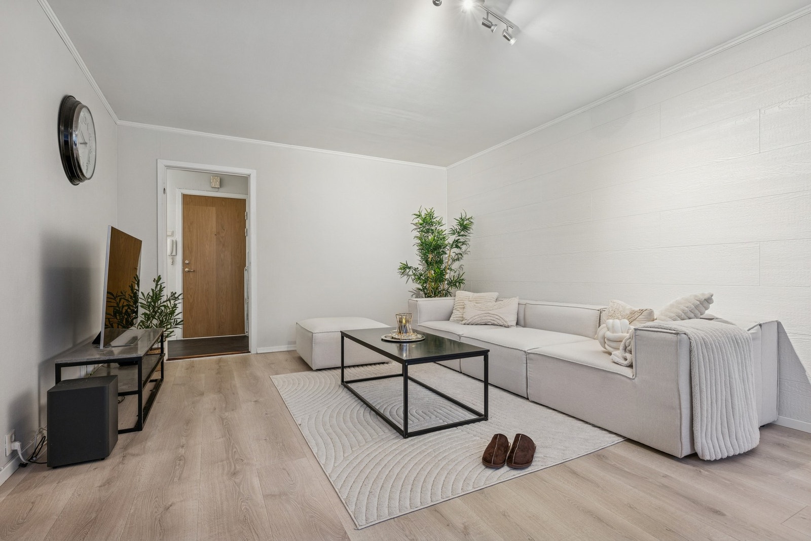 Leiligheten har en innbydende og luftig stue som fremstår både lys og trivelig. Galleribilde