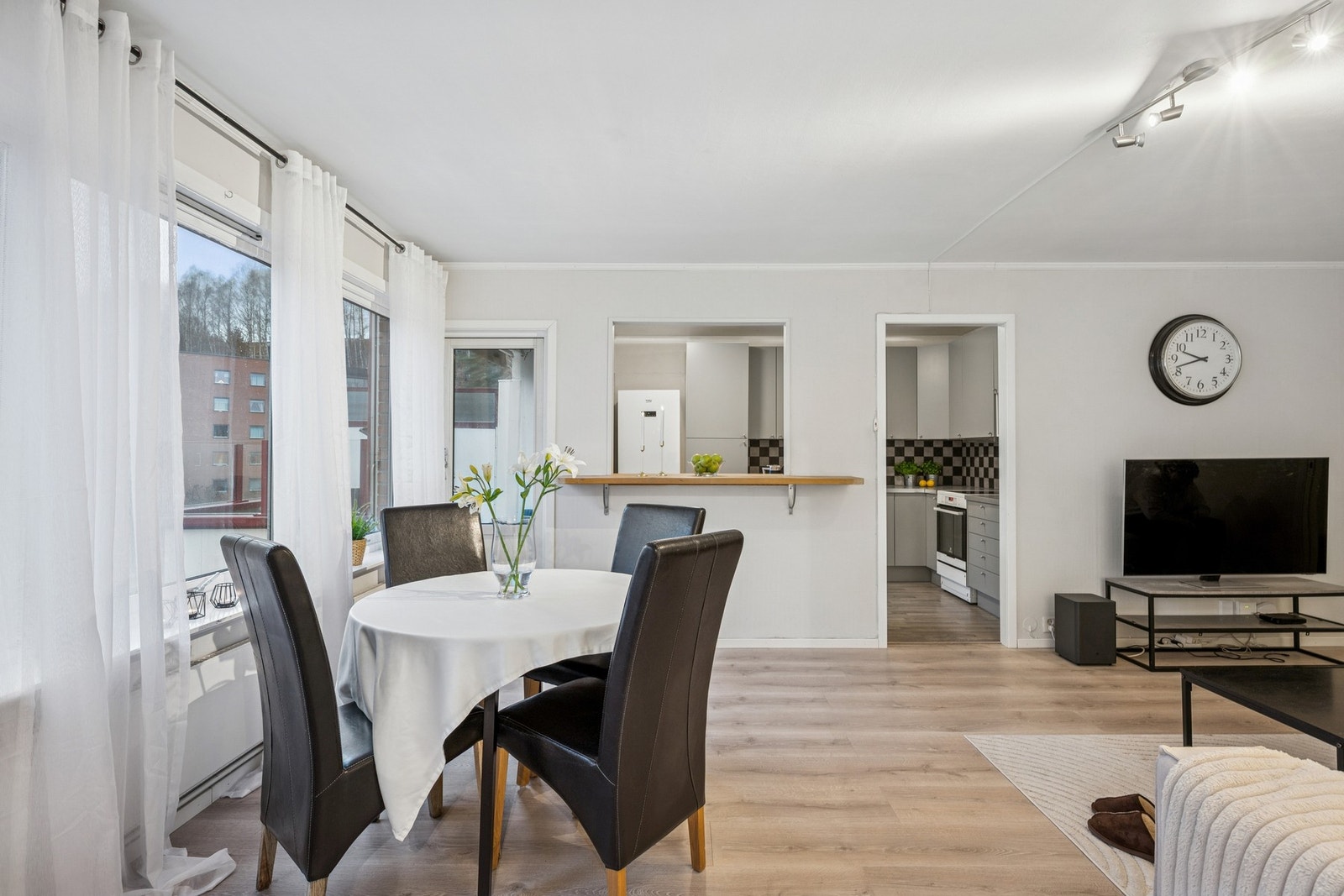 Store vindusflater bidrar til rikelig med naturlig lys og forsterker følelsen av romslighet. Galleribilde