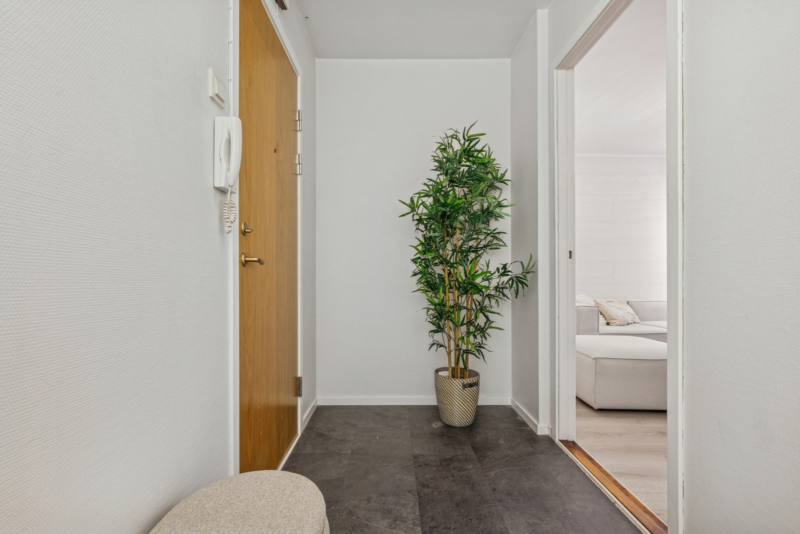 Leilighetens inngangsparti er praktisk med god plass til å henge fra seg yttertøy. Galleribilde