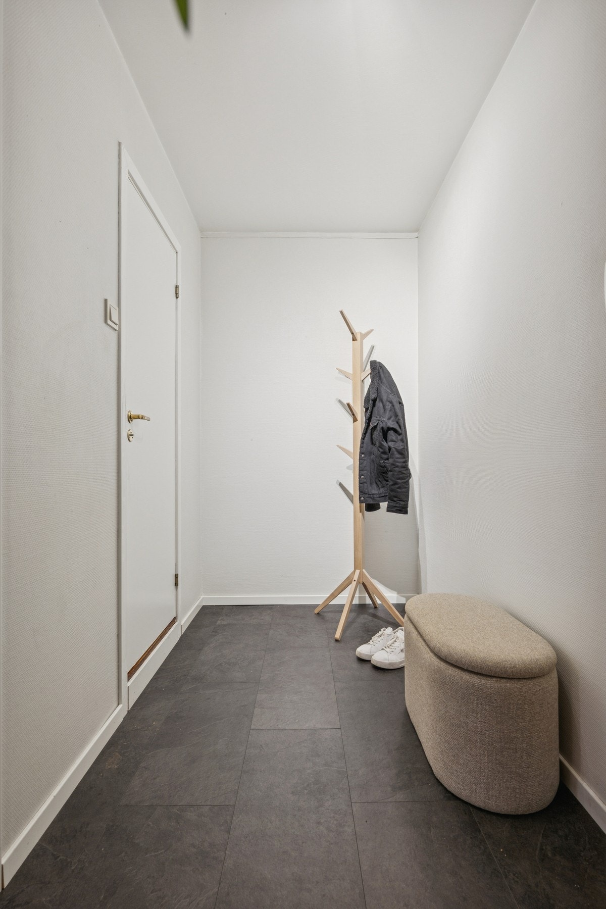 Videre inn fra gangen er det adkomst til badet. Galleribilde