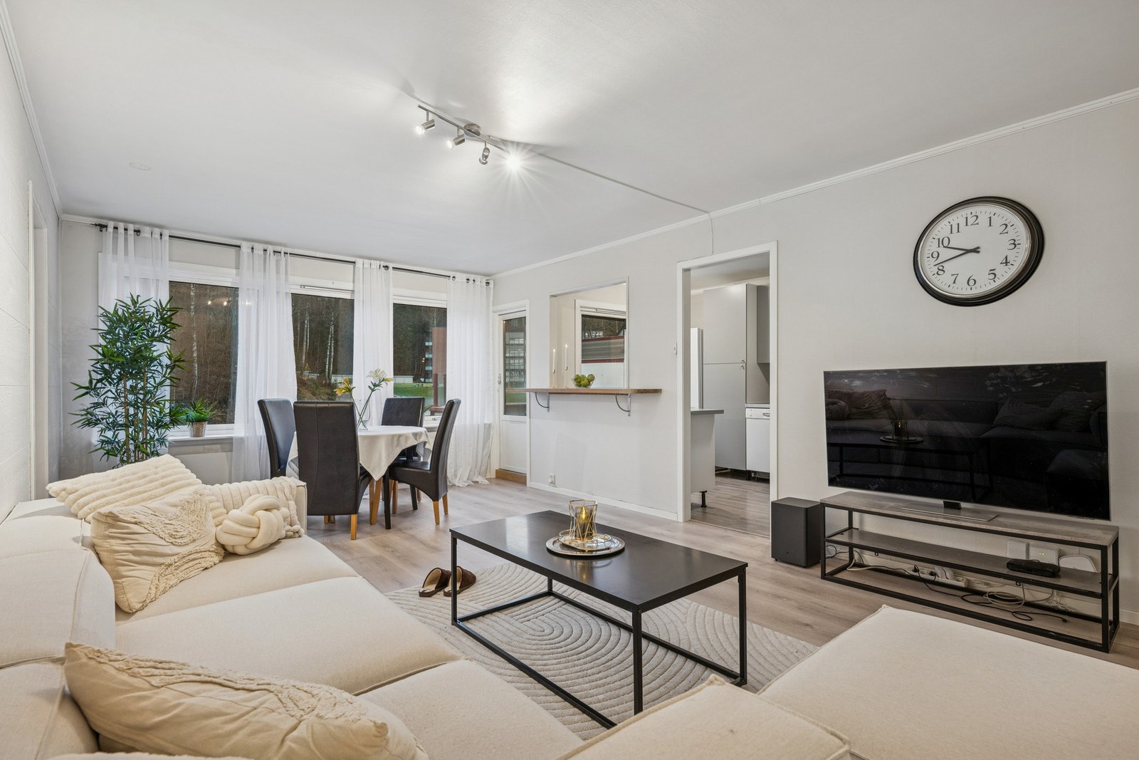 Rommet har gode møbleringsmuligheter med plass til både sofagruppe og spisebord, og de lyse, delikate overflatene gir et moderne og tidløst uttrykk. Galleribilde