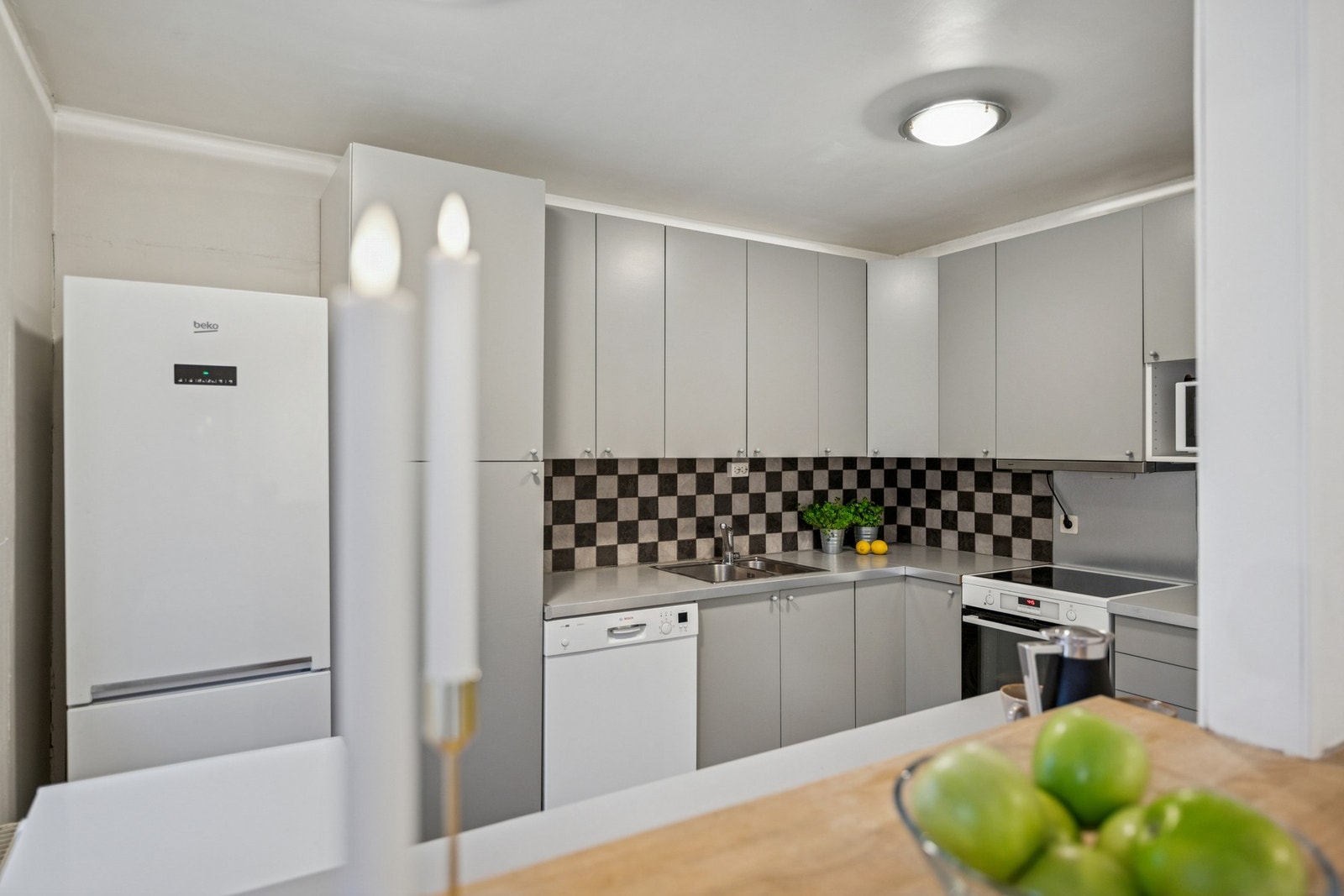 Barløsningen mot stuen skaper en åpen og sosial løsning. Galleribilde