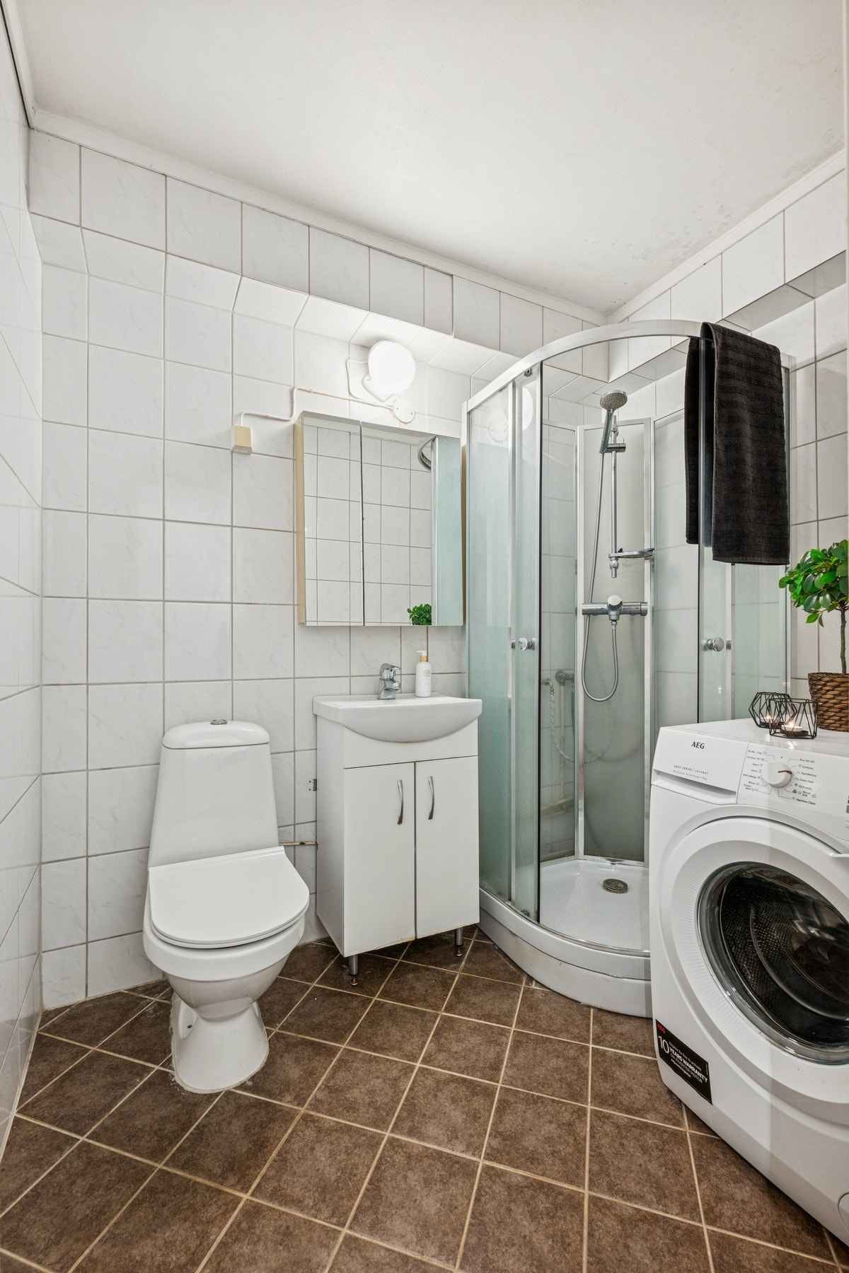 Boligen har et lyst og helfliset baderom som fremstår moderne og velholdt, med fliser i lyse fargetoner som gir et rent og behagelig uttrykk. Galleribilde