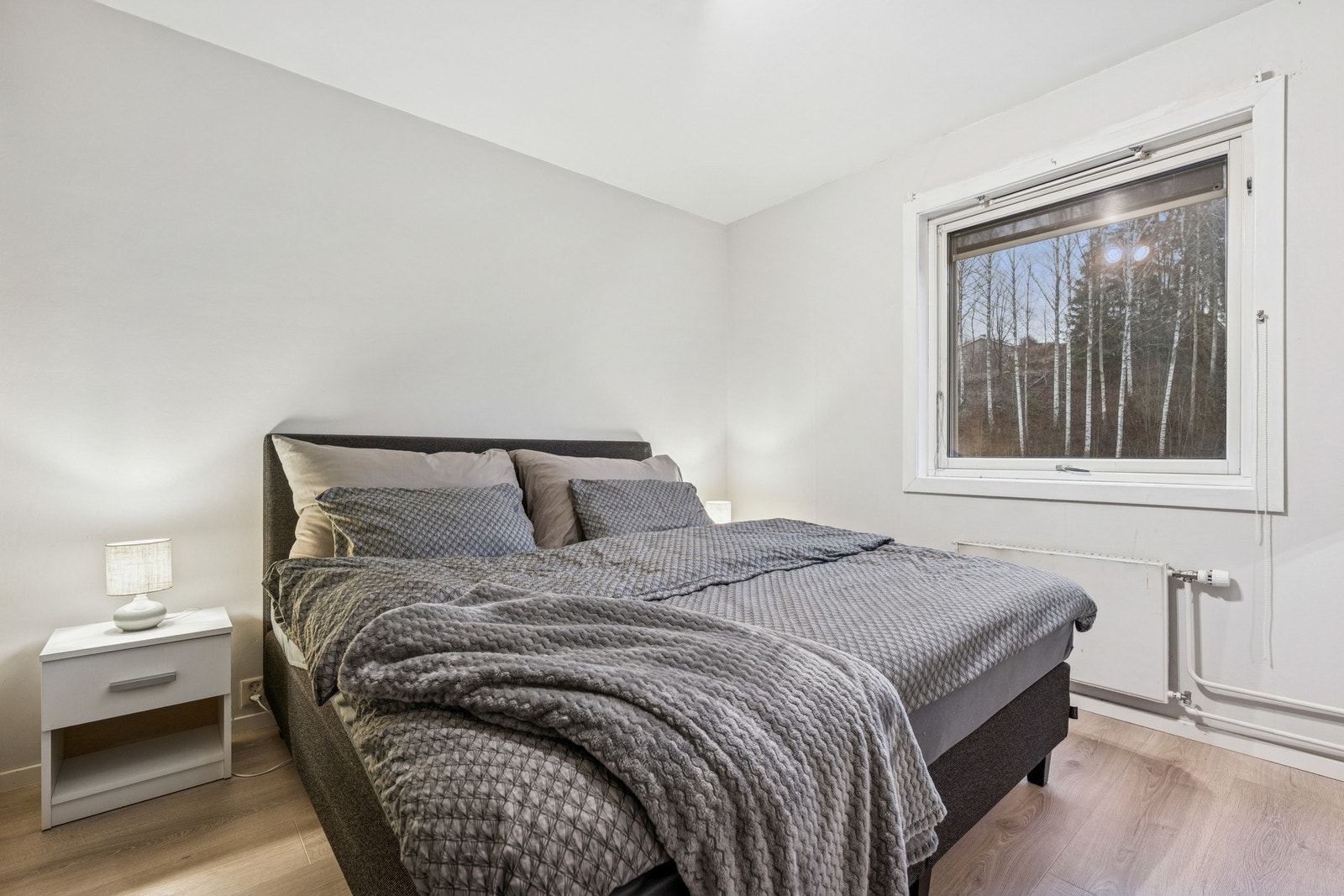 Soverommet har en god og funksjonell størrelse med god plass til både seng, nattbord og øvrig møblement. Galleribilde