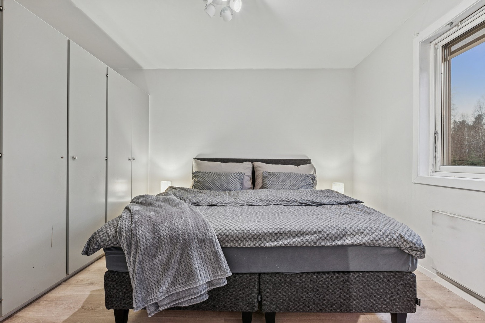 Her finner du en plassbygd garderobeløsning med slette fronter. Galleribilde