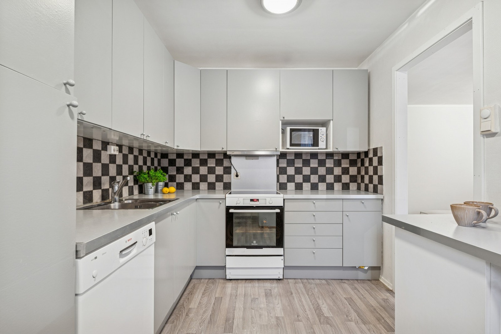 Kjøkkenet har en god størrelse og fremstår som både funksjonelt og tiltalende Galleribilde