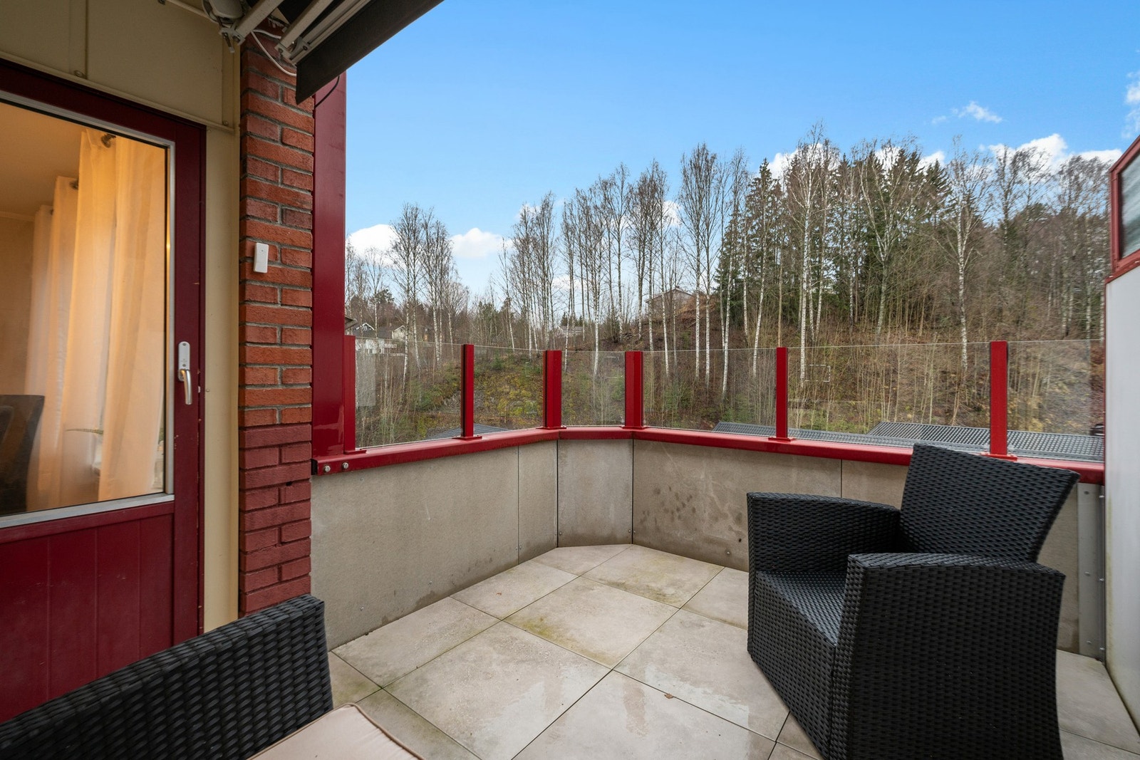 Fra stuen er det direkte utgang til en overbygget flislagt balkong på ca. 7 kvm. Galleribilde