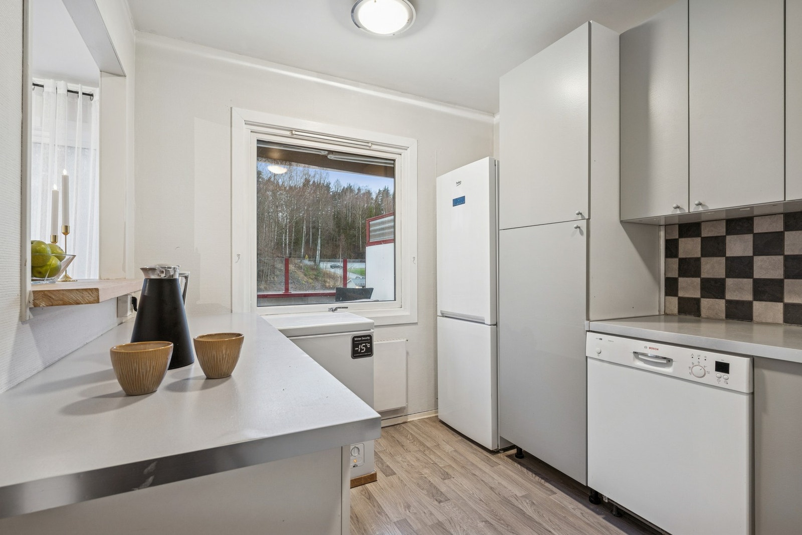 Innredningen er fra 2010 og er malt i senere tid, noe som gir et friskt og moderne uttrykk. Galleribilde