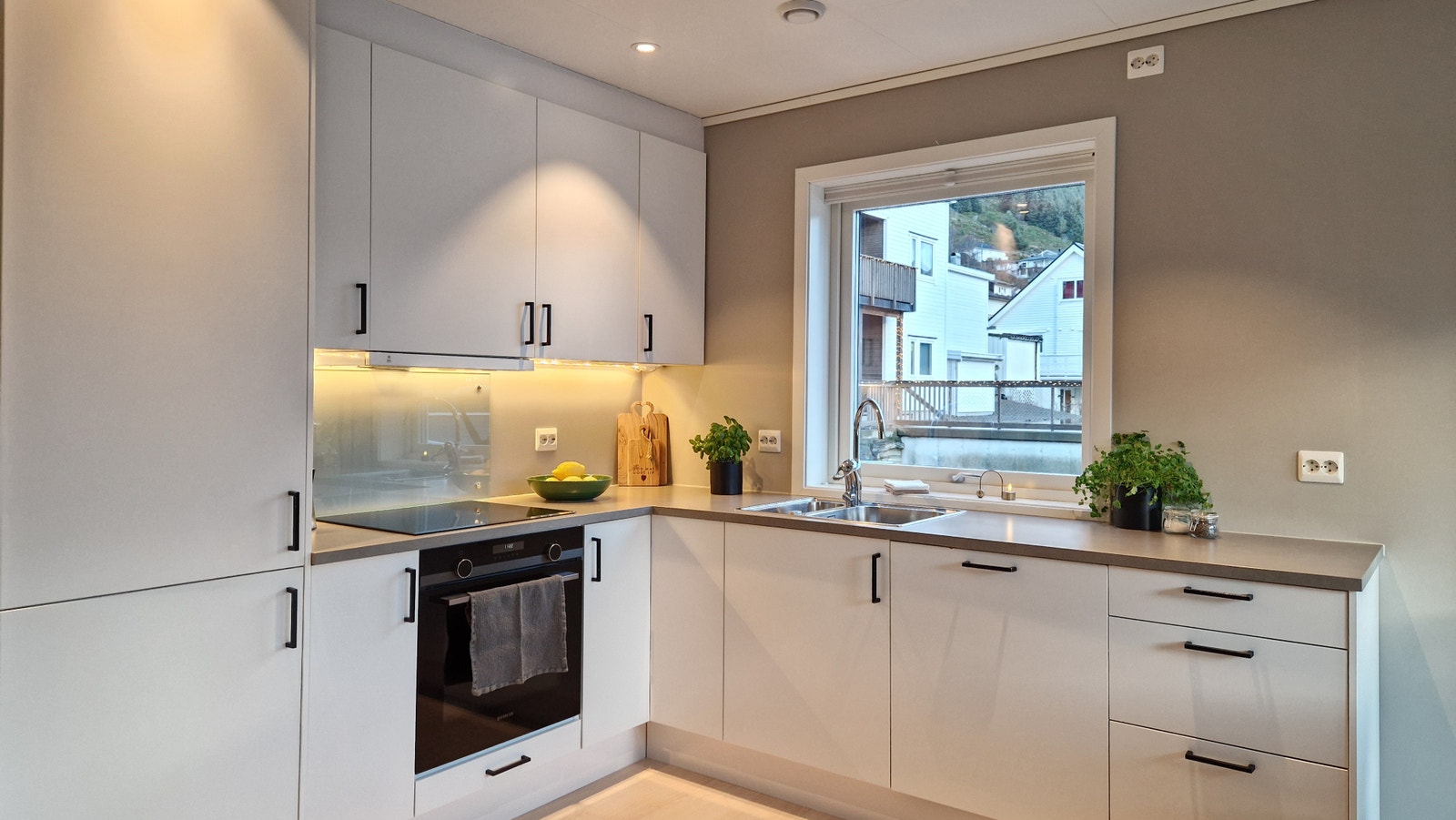 Hovedetasje - åpen stue/kjøkken Galleribilde