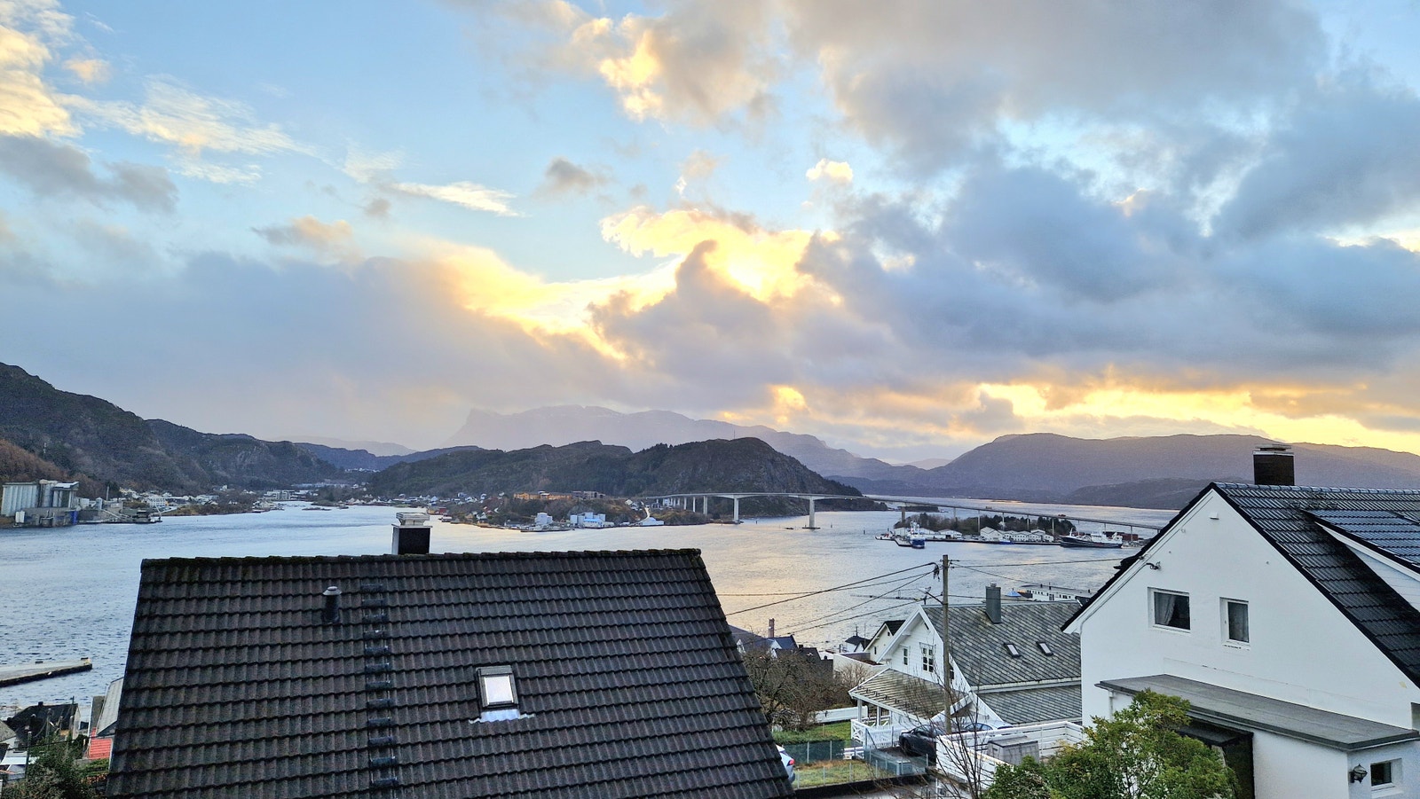 Hovedetasje - utsikt fra altan utenfor stue/kjøkken Galleribilde