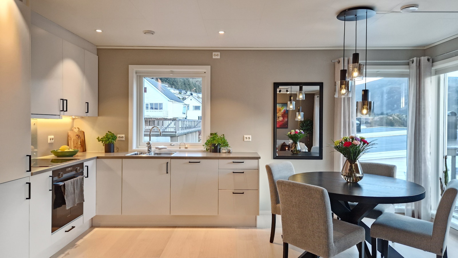 Hovedetasje - åpen stue/kjøkken Galleribilde