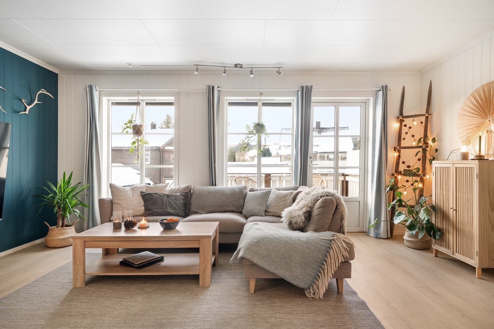 Store vindusflater gir et lyst og trivelig oppholdsrom Galleribilde