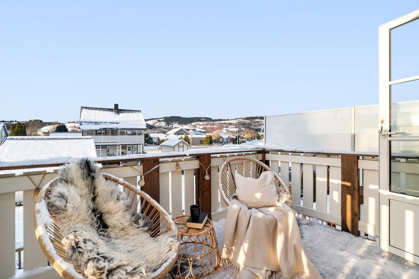 Boligen har en terrasse og en balkong som gir gode muligheter for avslapning og hyggelige stunder Galleribilde
