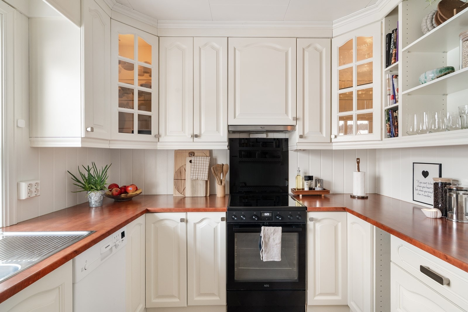 Tidløst og lyst kjøkken med god skap- og benkeplass Galleribilde